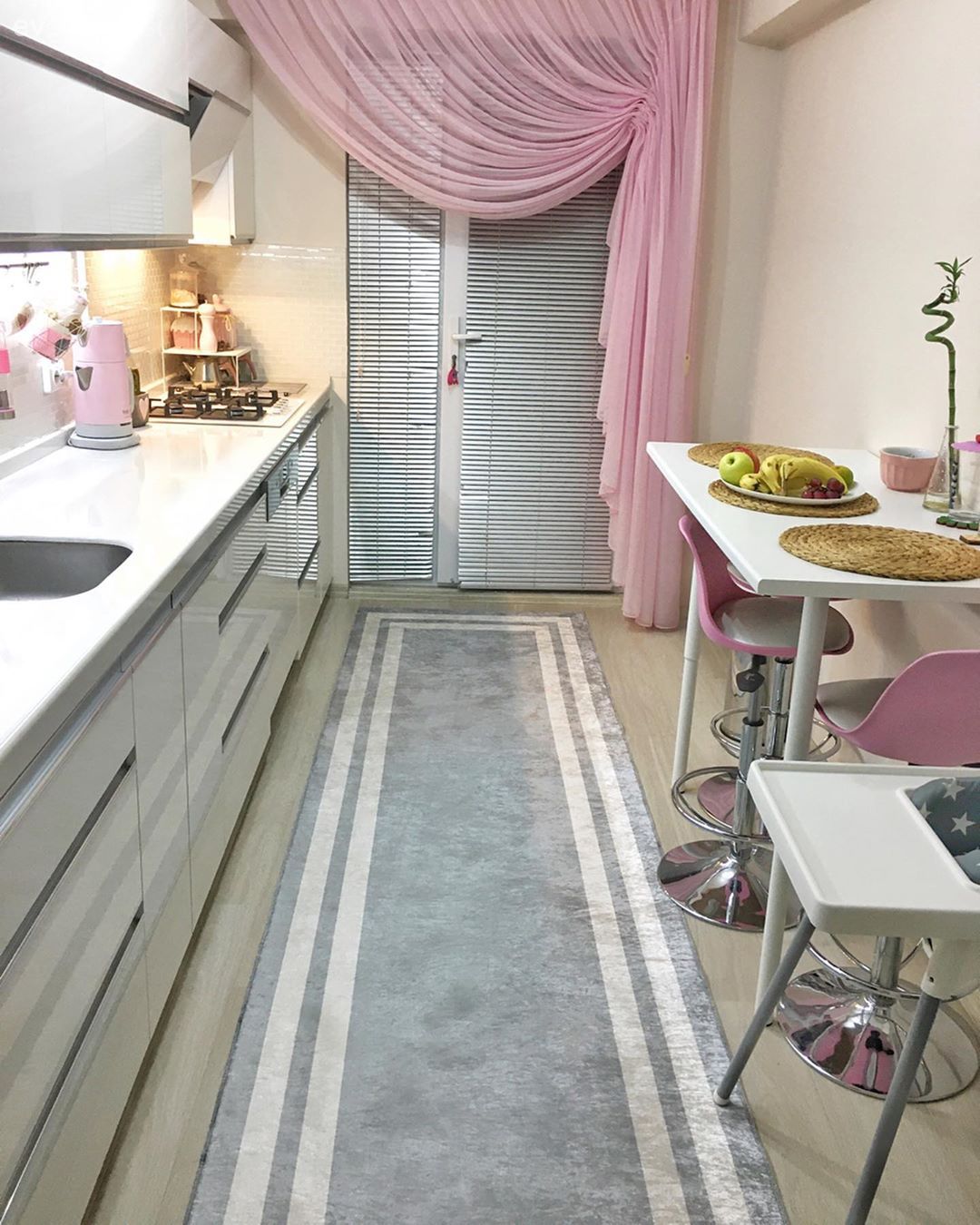 Beyazla Ferahlayan Bu Mutfağın Gönlü Pembede