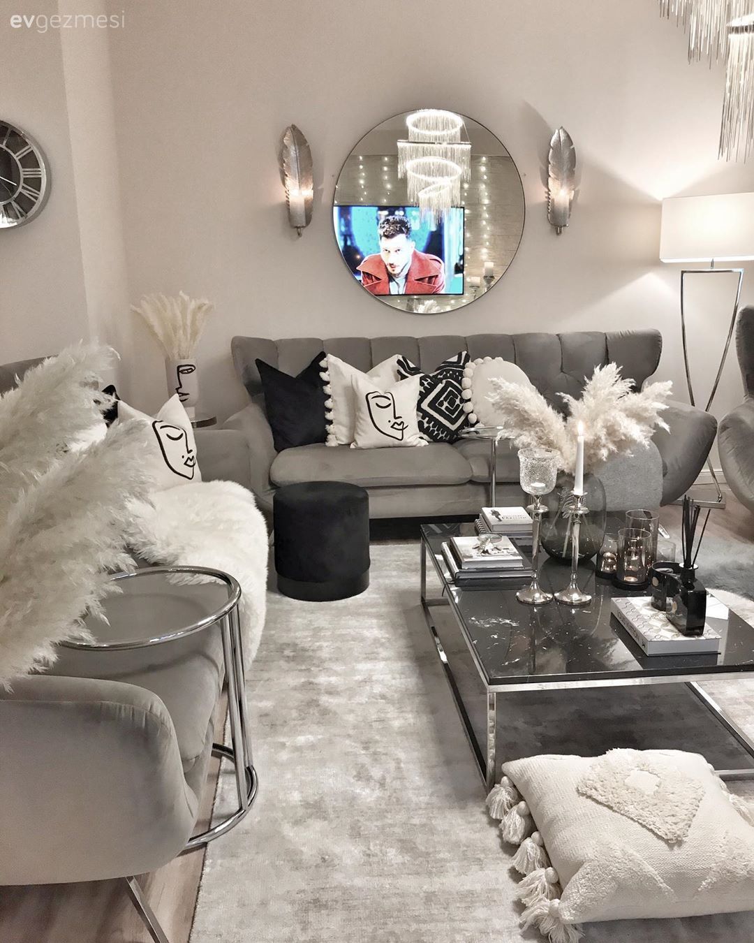 Salon, Art deko, Yuvarlak ayna, Dekoratif ayna, Koltuk takımı, Kırlent, Ev tekstili, Gri, Beyaz, Siyah, Sehpa üstü aksesuarı, Ev Aksesuar, Pampas otu, Duvar panosu, Duvar dekorasyonu, Avize, Aydınlatma, Salon avizesi, Puf, Lambader, Mumluk