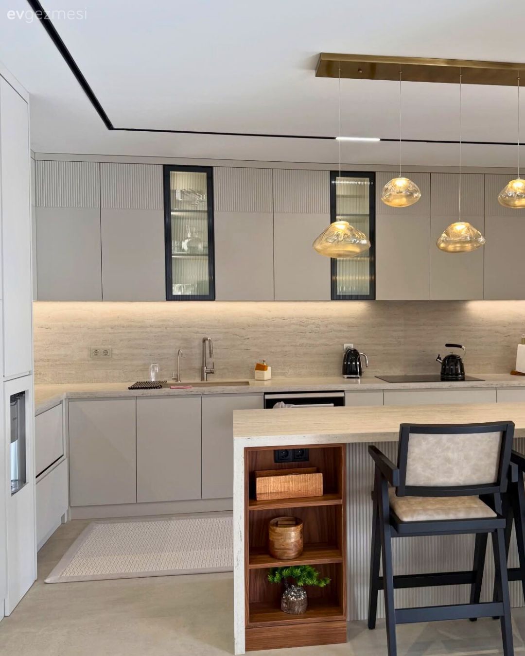 Mutfak, Modern, Gri, Amerikan Mutfak, Açık konsept yaşam alanı, Siyah, Tezgah arası seramik, Mutfak tezgah arası, Mutfak sandalyesi, Mutfak masası, Mutfak Avize Modelleri, Cam kapaklı dolap, Mutfak aksesuarları, Bej, Krem