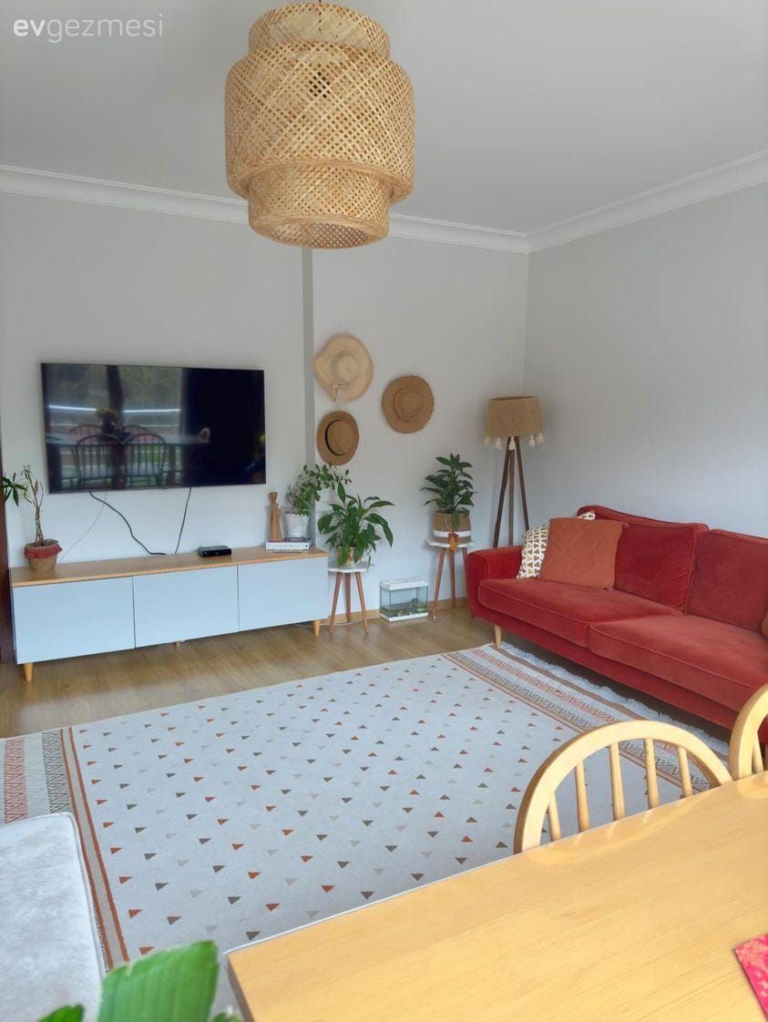 Salon, Bohem Dekorasyon, Turuncu, Krem, Bej, Beyaz, Köşe koltuk, Koltuk takımı, Fon perde, Perde, Tül perde, Boy aynası, Ayna, Halı, Kilim, Parke, Ev bitkisi, Hasır avize, Tv ünitesi, Duvar dekorasyonu