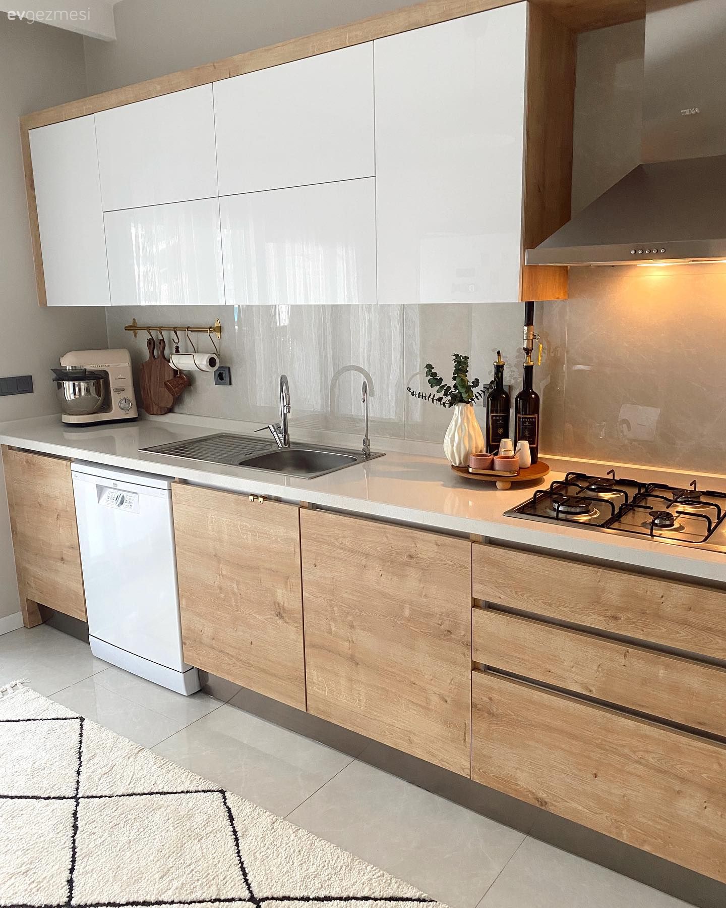 Bu İzmir Evi Uyumlu Renk Paletinin Keyifli Bir Örneği!