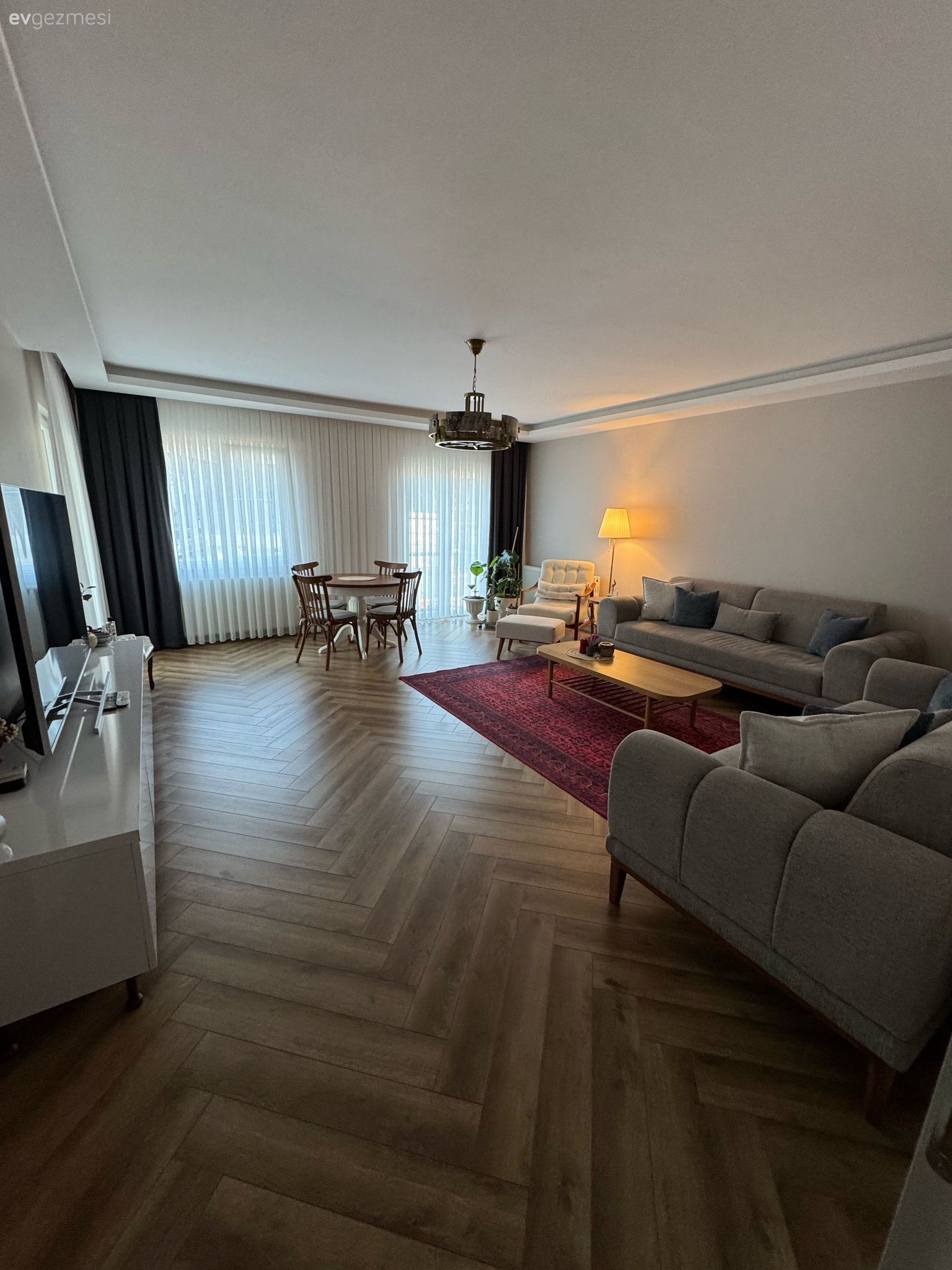 Salon, Modern, Gri, Beyaz, Halı, Orta sehpa, Sehpa, Koltuk takımı, Kırlent, Ev tekstili, Ahşap Mobilya, Sandalye, Yemek masası, Parke, Avize, Aydınlatma, Tv ünitesi, Tv ünitesi aksesuarları, Ev Aksesuar, Lambader, Berjer