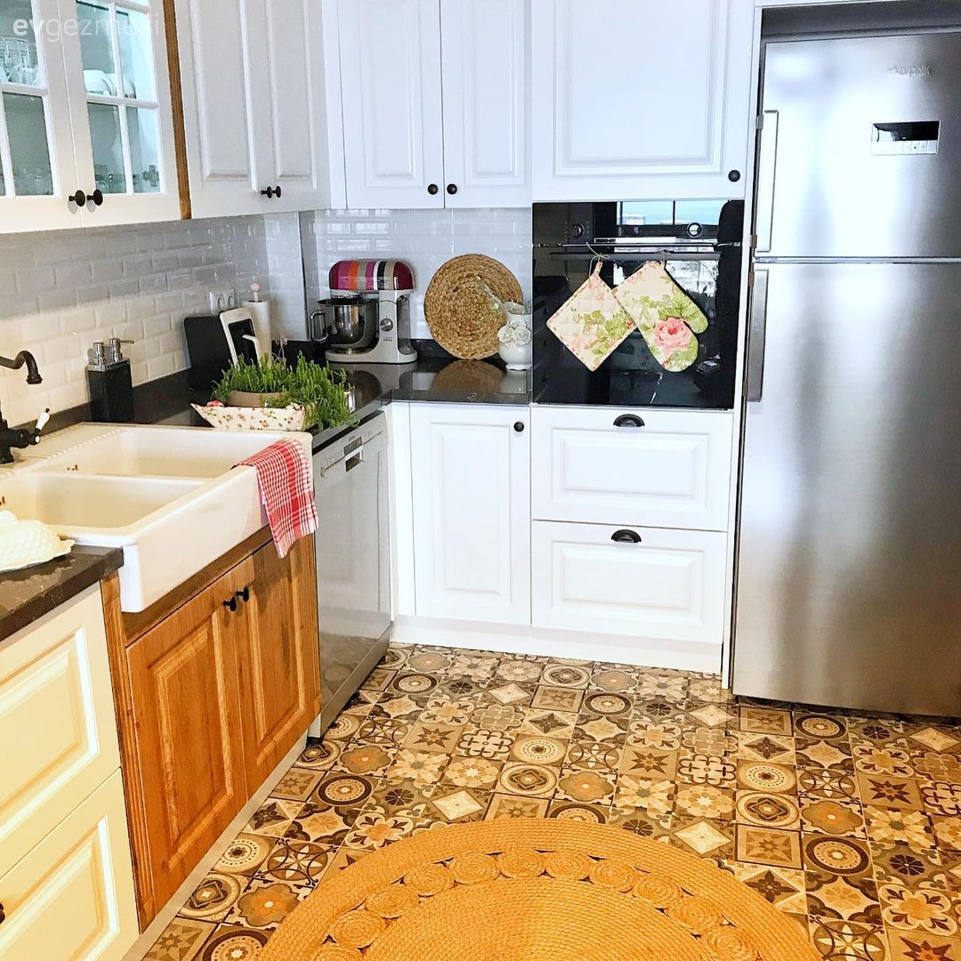 Mutfak, Rustik mutfak, Beyaz, Kahverengi, Ahşap Mobilya, Siyah tezgah, Mutfak tezgahı, Tezgah arası seramik, Mutfak tezgah arası, Shaker kapaklı dolaplar, Mutfak zemin seramikleri, Jüt halı, Halı, Mutfak aksesuarları