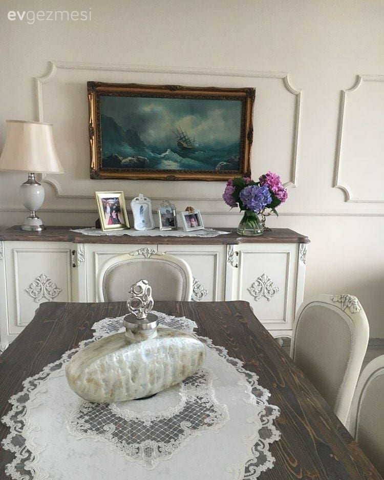 Tablo, Duvar dekorasyonu, Duvar çıtalama, Beyaz, Krem, Kahverengi, Yemek masası, Sandalye, Country, Abajur, Aydınlatma, Çiçekler, Masa örtüsü, Ev tekstili