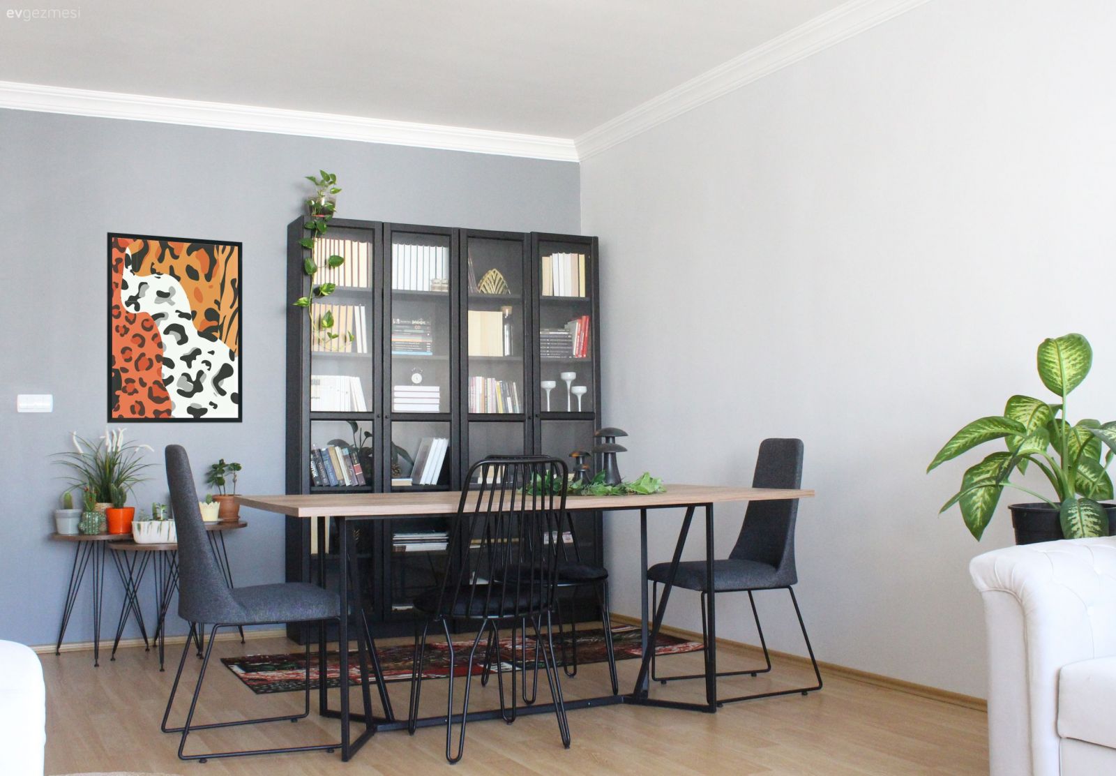 Yemek Odası, Metal sandalye, Sandalye, Yemek masası, Siyah, Halı, El dokuma halı, Ev bitkisi, Tablo, Duvar dekorasyonu, Kitaplık