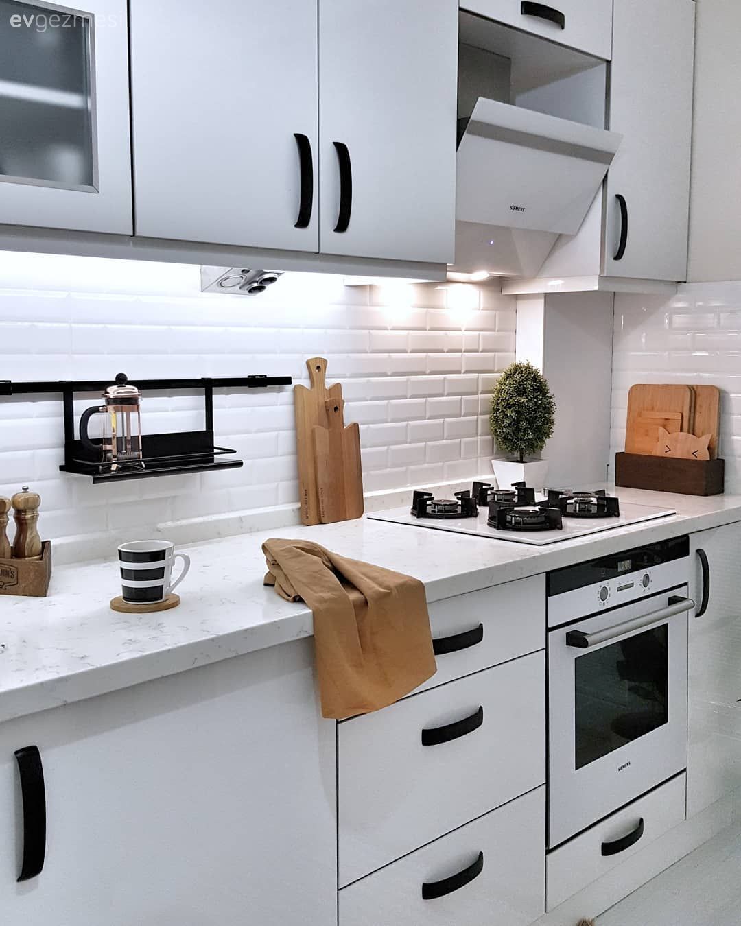 Mutfak, Beyaz mutfak, Mutfak tezgahı, Mutfak tezgah arası, Metro seramik, Seramik, Mutfak halısı, Davlumbaz, Mutfak aksesuarları, Ankastre