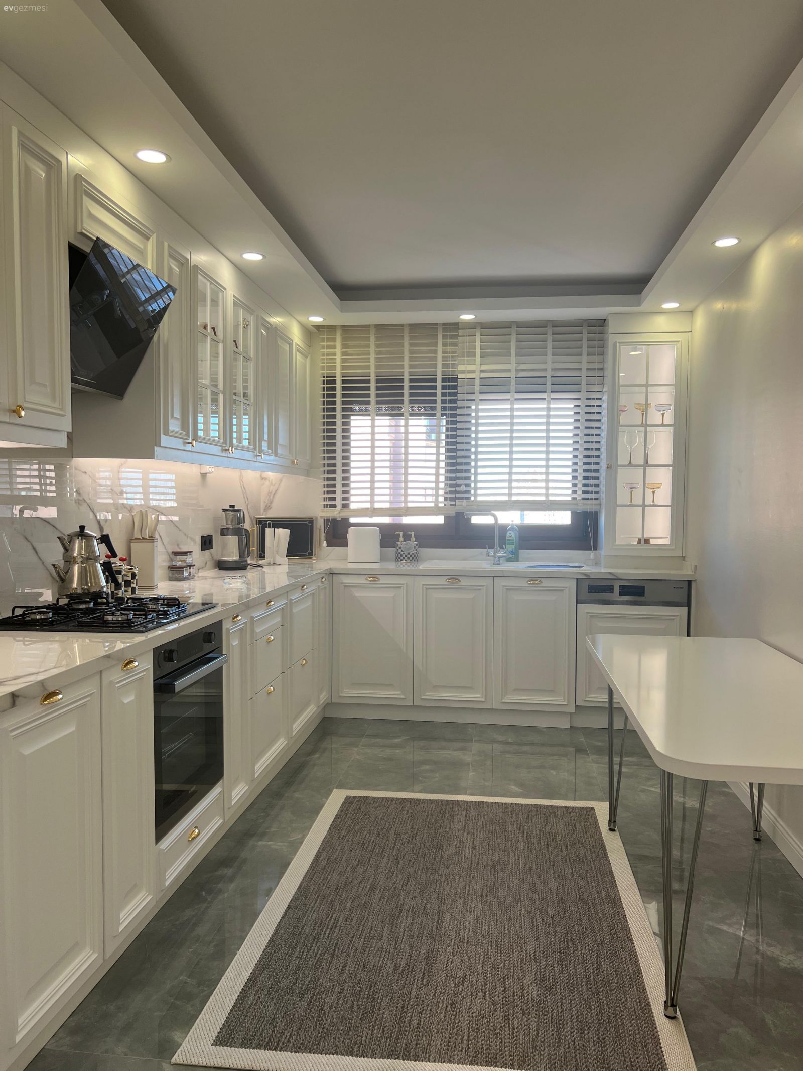 Mutfak, Beyaz, Siyah, Country, Beyaz mutfak, L-tipi mutfak, Shaker kapaklı dolaplar, Ankastre, Davlumbaz, Mutfak tezgahı, Mutfak tezgah arası, Mutfak perdesi, Jaluzi, Mutfak halısı, Mutfak zemin seramikleri, Spot aydınlatma, Aydınlatma, Led aydınlatma