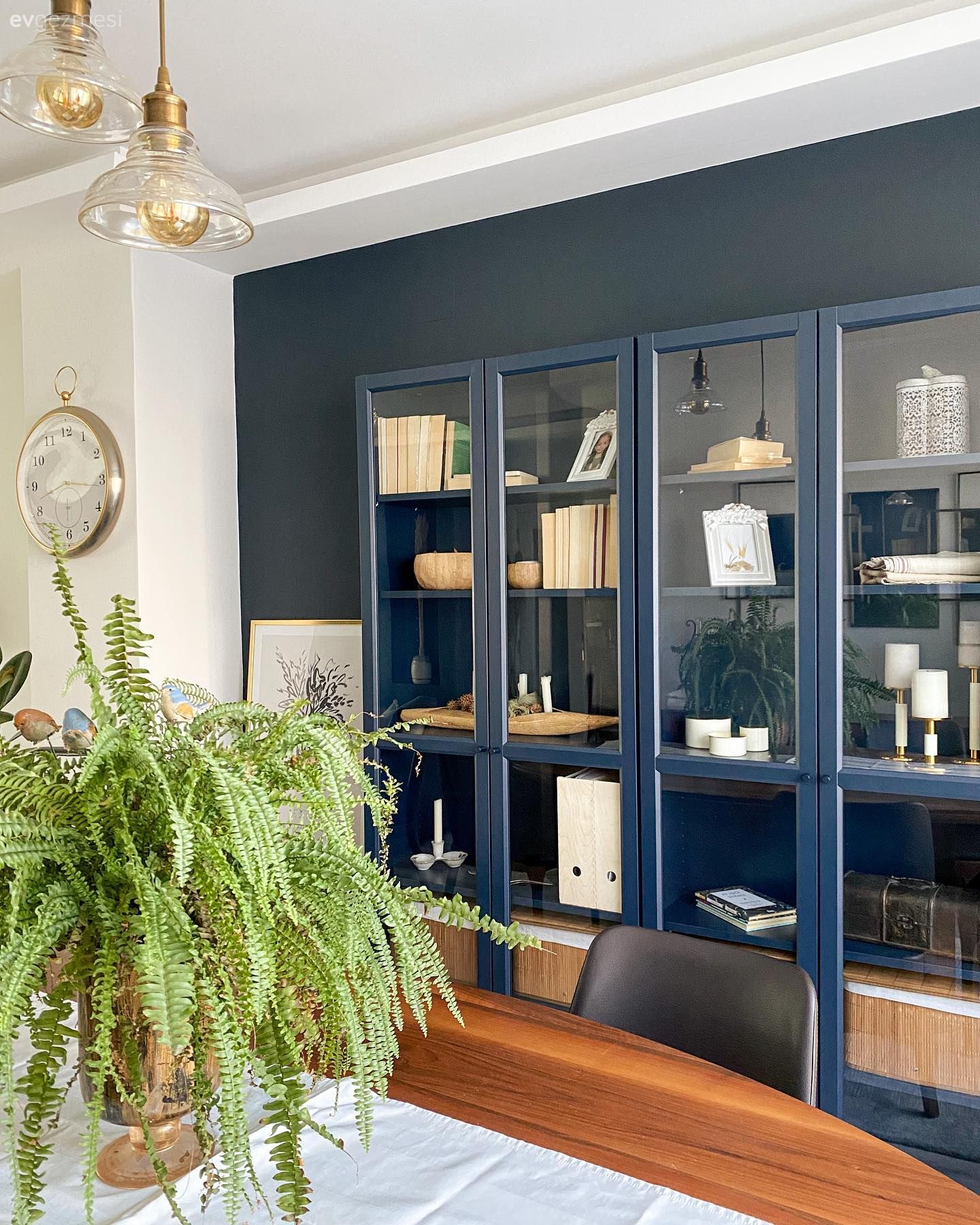 Antrasit duvar, Dolap, Ahşap masa, Ev bitkisi, Avize, Aydınlatma, Sandalye