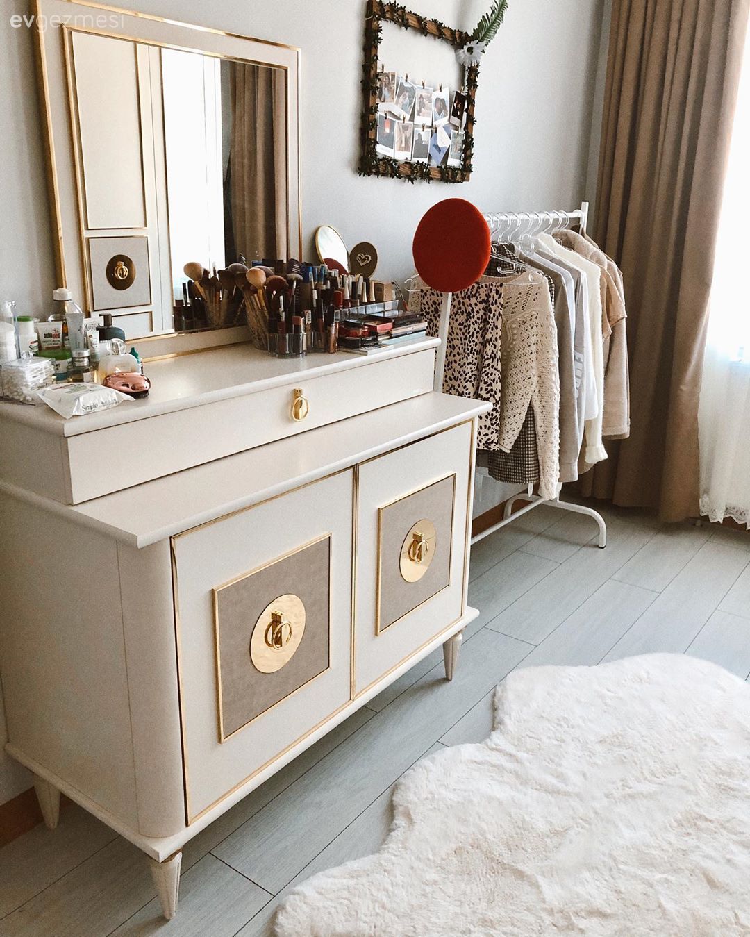 Makyaj aynası, Krem, Altın, Makyaj masası, Yatak Odası, Duvar dekorasyonu, Post halı, Halı