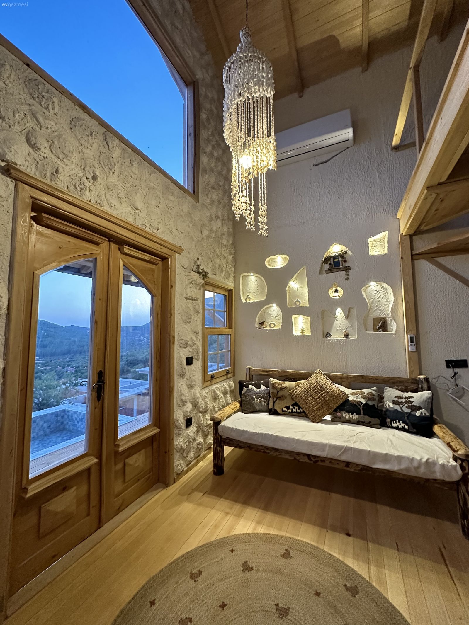 Ev Gezmesi: Her Noktasından Manzaraya Bakan Bir Kaş Evi!