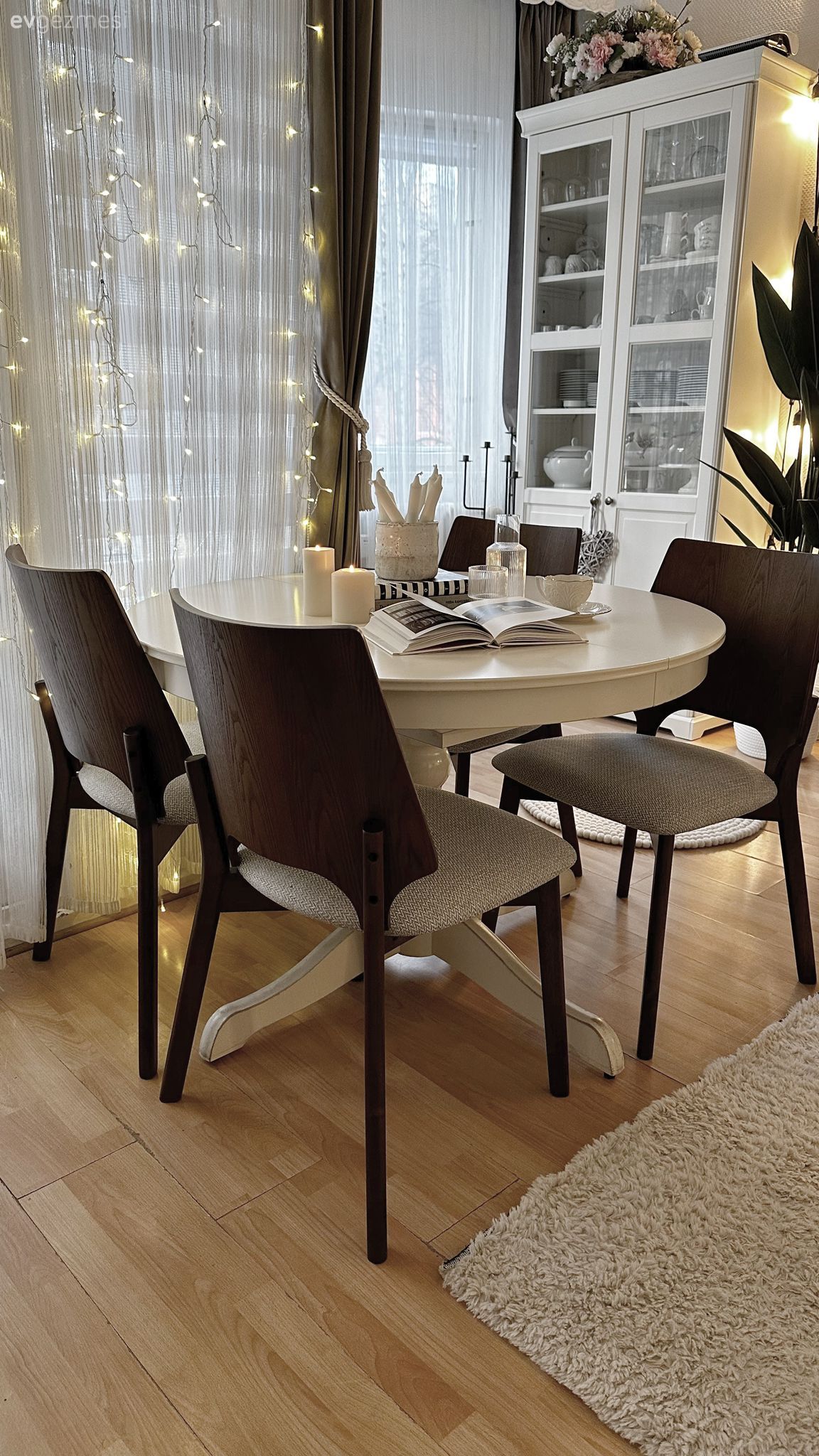 İskandinav, Beyaz, Kahverengi, Led aydınlatma, Aydınlatma, Ev bitkisi, Yemek masası, Sandalye, Halı, Salon halısı, Parke