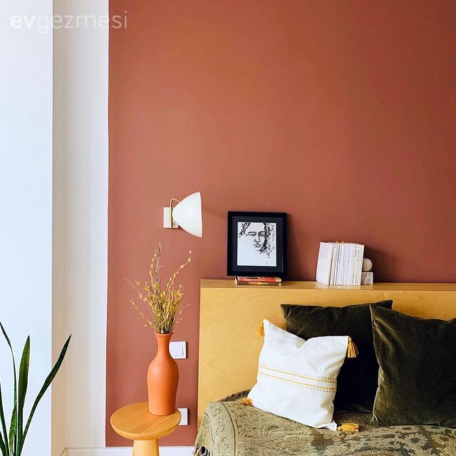 Yatak Odası, Vazo, Ev Aksesuar, Turuncu duvar rengi, Yatak başlığı, Kırlent, Ev tekstili, Ev bitkisi, Tablo, Duvar dekorasyonu, Yan sehpa, Sehpa, Turuncu, Yeşil, Beyaz