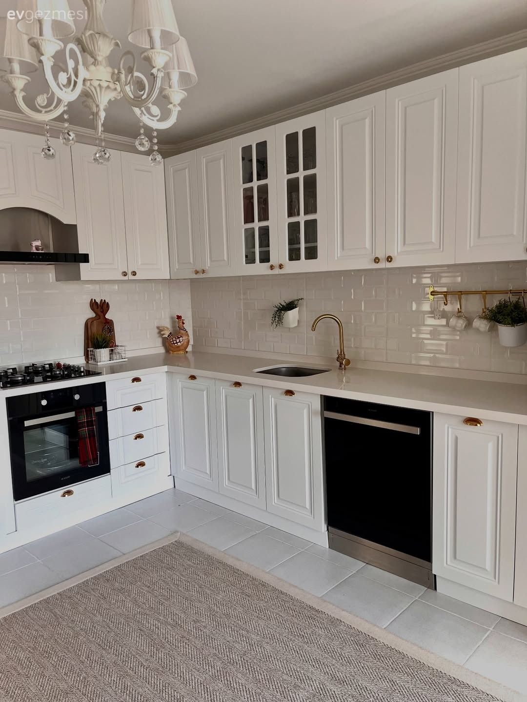 Mutfak, Country, Beyaz, Beyaz mutfak, Siyah, Shaker kapaklı dolaplar, Mutfak tezgahı, Mutfak tezgah arası, Tezgah arası seramik, Ankastre, Davlumbaz, Cam kapaklı dolap, Mutfak Avize Modelleri, Mutfak halısı, Metro seramik, Seramik, Mutfak aksesuarları