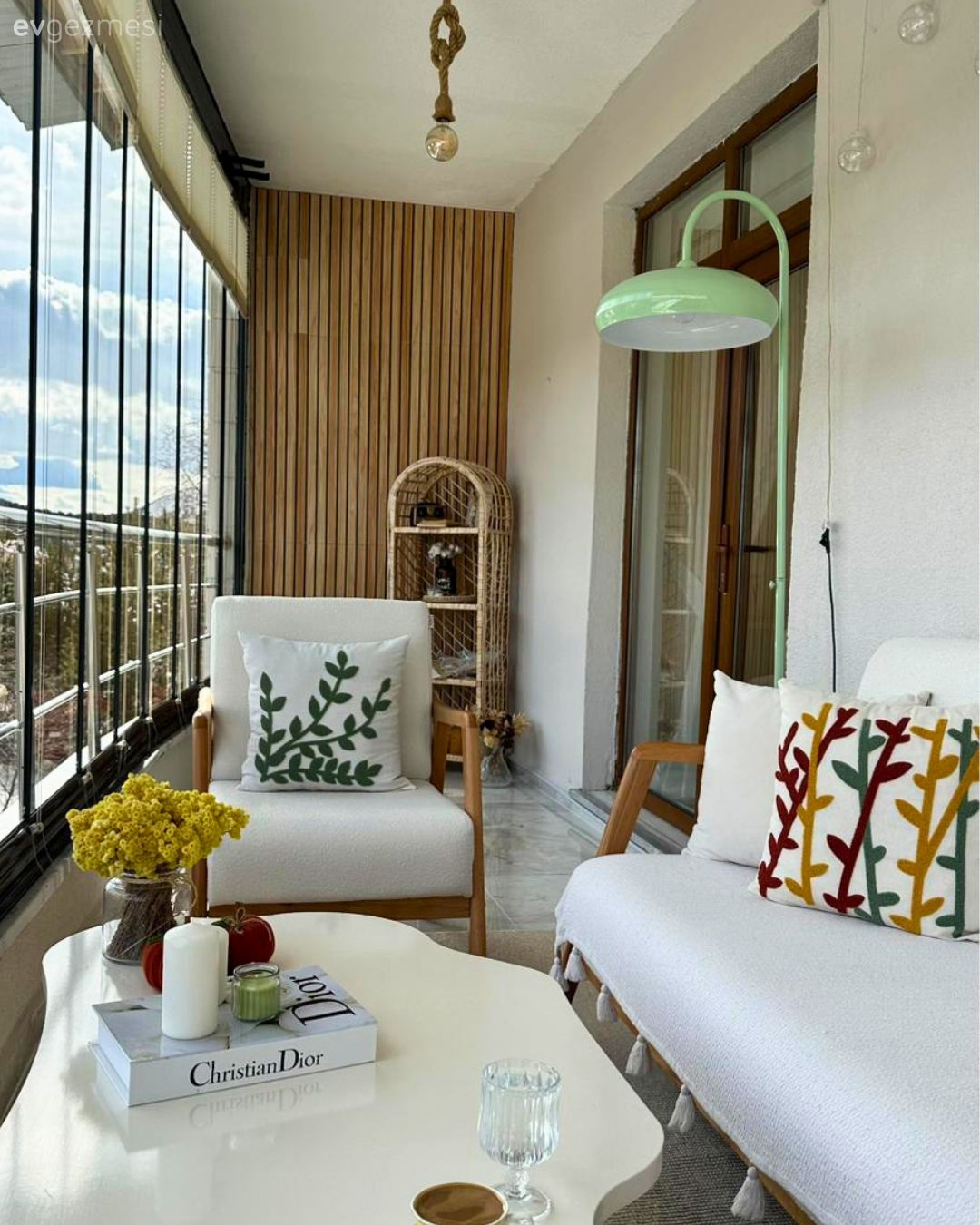Balkon, Modern, Balkon oturma grubu, Duvar çıtalama, Kırlent, Ev tekstili, Orta sehpa, Sehpa, Berjer, Koltuk takımı, Dekoratif Objeler, Balkon duvar dekorasyonu, Kapalı balkon, Yeşil, Sarkıt, Aydınlatma