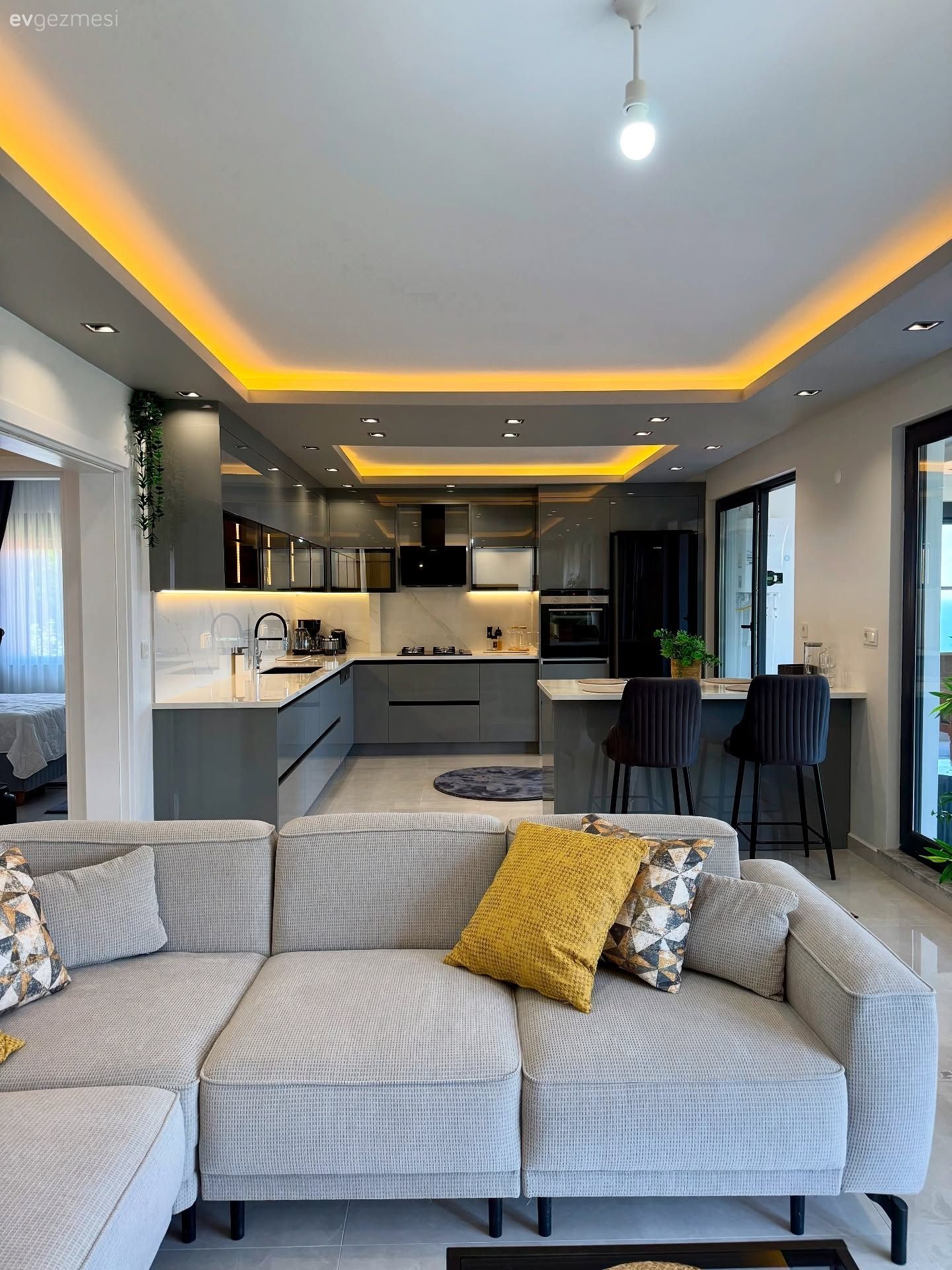 Bu Açık Mutfakta Modern Tarza Göz Kırpan Çok Parça Var