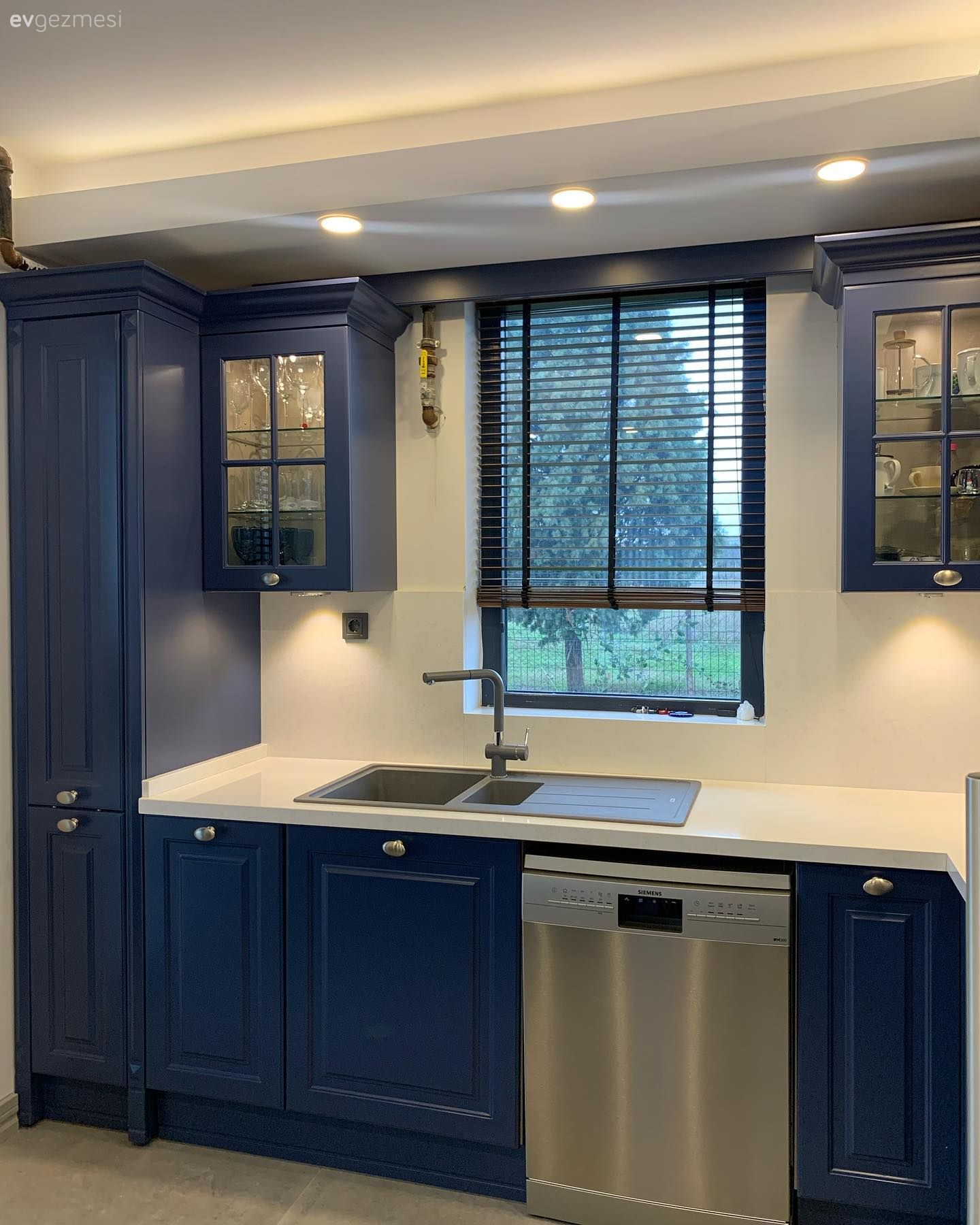 Mutfak, Mavi mutfak, Beyaz, Mavi, Ada mutfak, Porselen tezgah, Shaker kapaklı dolaplar, Mutfak tezgah arası, Spot aydınlatma, Aydınlatma, Cam kapaklı dolap