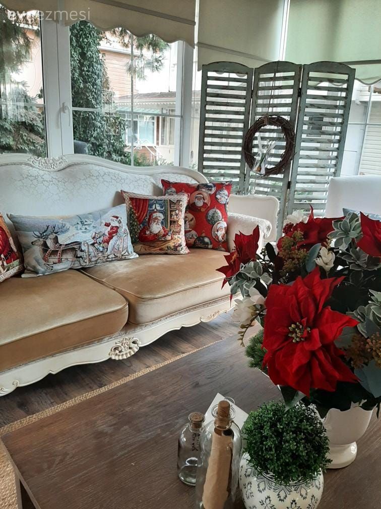 Salon, Country, Beyaz, Perde, Stor perde, Kırlent, Ev tekstili, Jaluzi, Çiçekler, Orta sehpa, Sehpa, Jüt halı, Halı, Kırmızı, Vizon