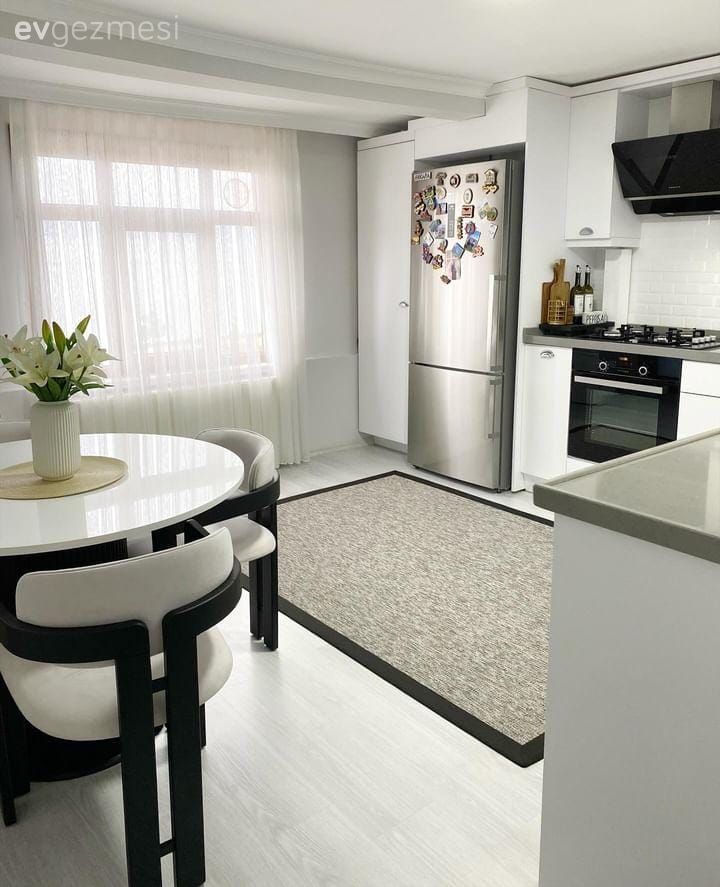 Mutfak, Beyaz, Siyah, Mutfak tezgahı, Mutfak tezgah arası, Ankastre, Sandalye, Mutfak masası, Tül perde, Perde, Tezgah arası seramik, Mutfak halısı