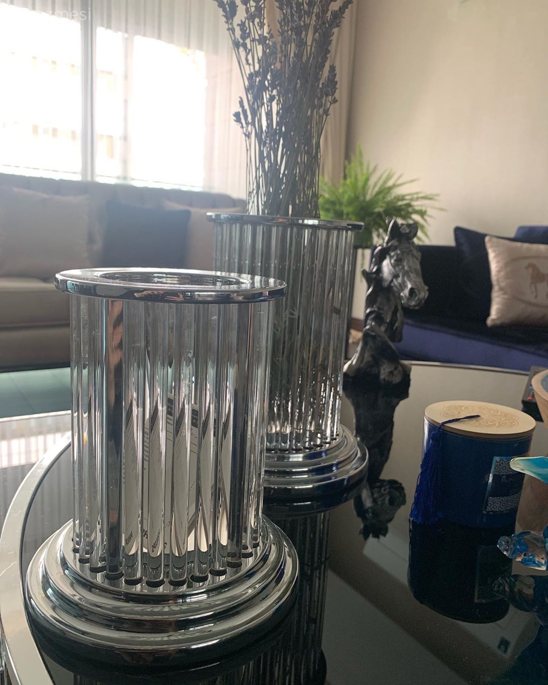 Salon, Büyük salon, Parlament mavisi, Gümüş, Krem, Koltuk takımı, Modern klasik, Orta sehpa, Sehpa, Kırlent, Ev tekstili, Saksı, Fon perde, Perde, Tül perde, Tablo, Duvar dekorasyonu, Sehpa üstü aksesuarı, Ev Aksesuar, Dekoratif Objeler, Ev bitkisi, Mumluk