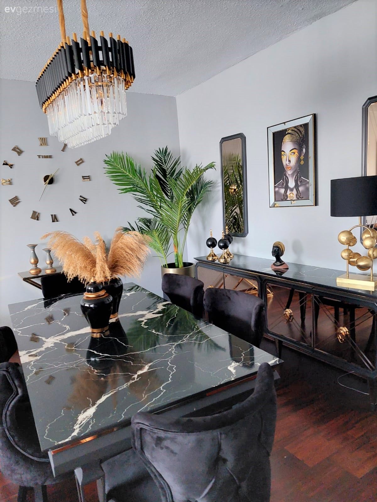 Bu İstanbul Evinde Uyumlu Renkler Işıltılarla Hareket Kazanmış