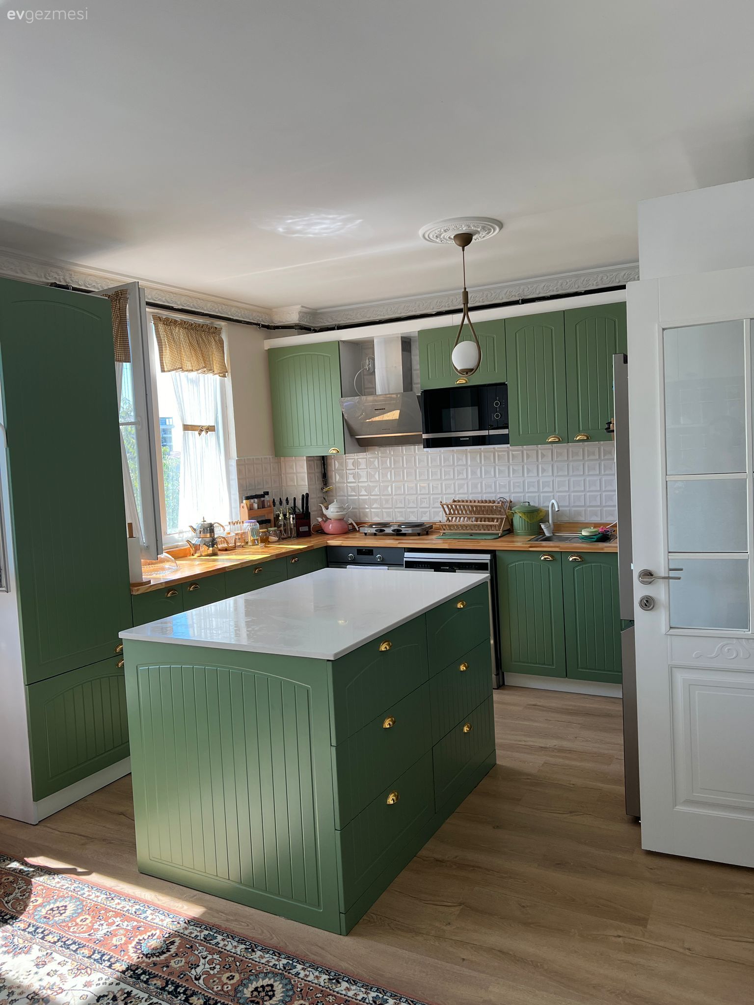 Bu Geniş Mutfağın Bir Tarafında Yeşil Dolaplar Var Diğerinde Kiler!