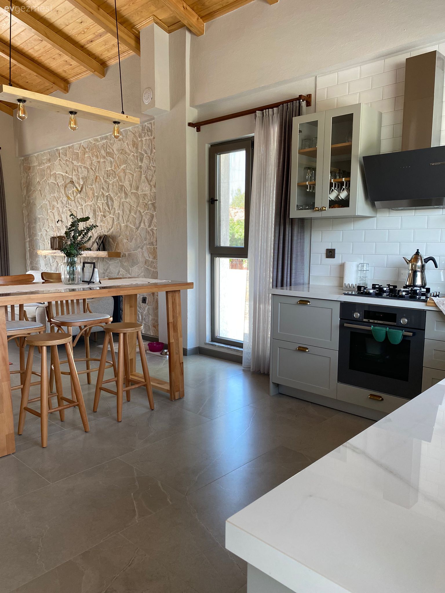 Muğla'daki 100 M2'lik Bu Köy Evinin İçi Beton Dışı Taş!