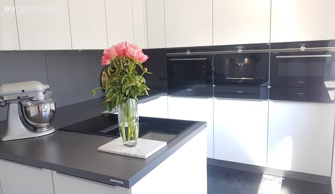 Mutfak, Modern mutfak, Beyaz, Siyah, Mutfak tezgahı, Mutfak tezgah arası, Ankastre, Kulpsuz mutfak dolabı, Cam Ankastre