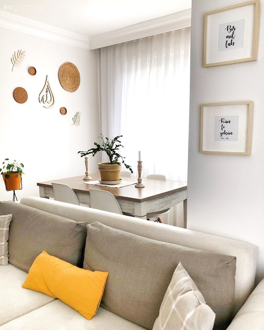 Salon, Bej, Beyaz, Sarı, Koltuk takımı, Sandalye, Yemek masası, Saksı, Ev bitkisi, Duvar dekorasyonu, Çerçeve, Tül perde, Perde, Kırlent, Ev tekstili, Bohem Dekorasyon