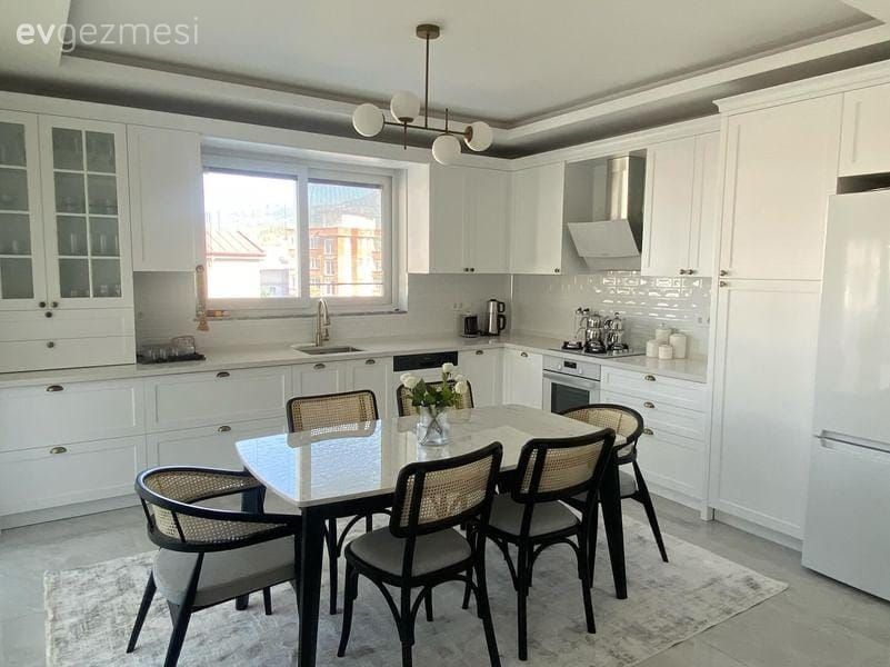 Büyük Masası ve Hazeran Sandalyeleri ile Davetkâr Ortam Sunan Mutfak!