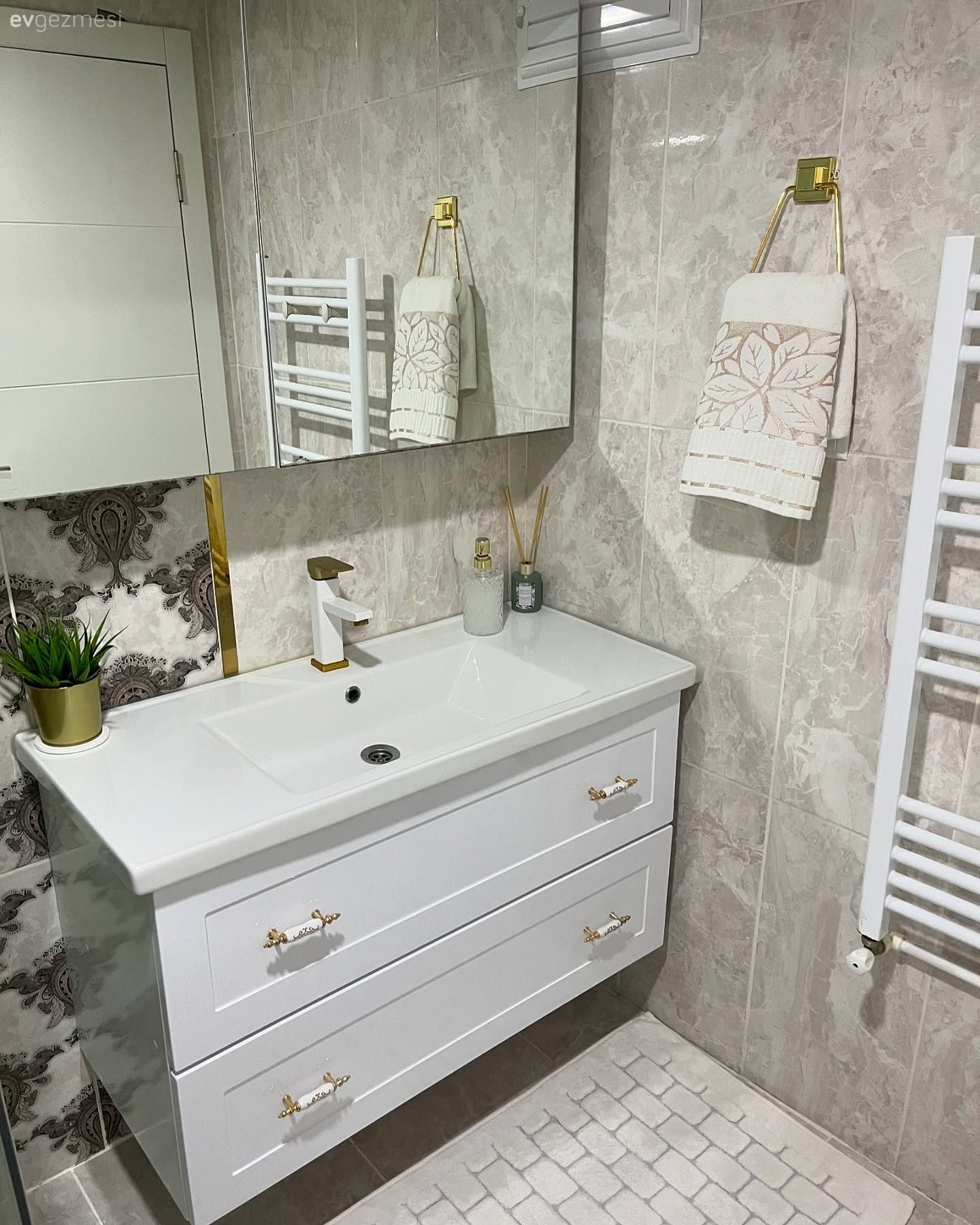 Bu Ankara Evinde Şıklığın Yolu Altın Yansımalarından Geçiyor