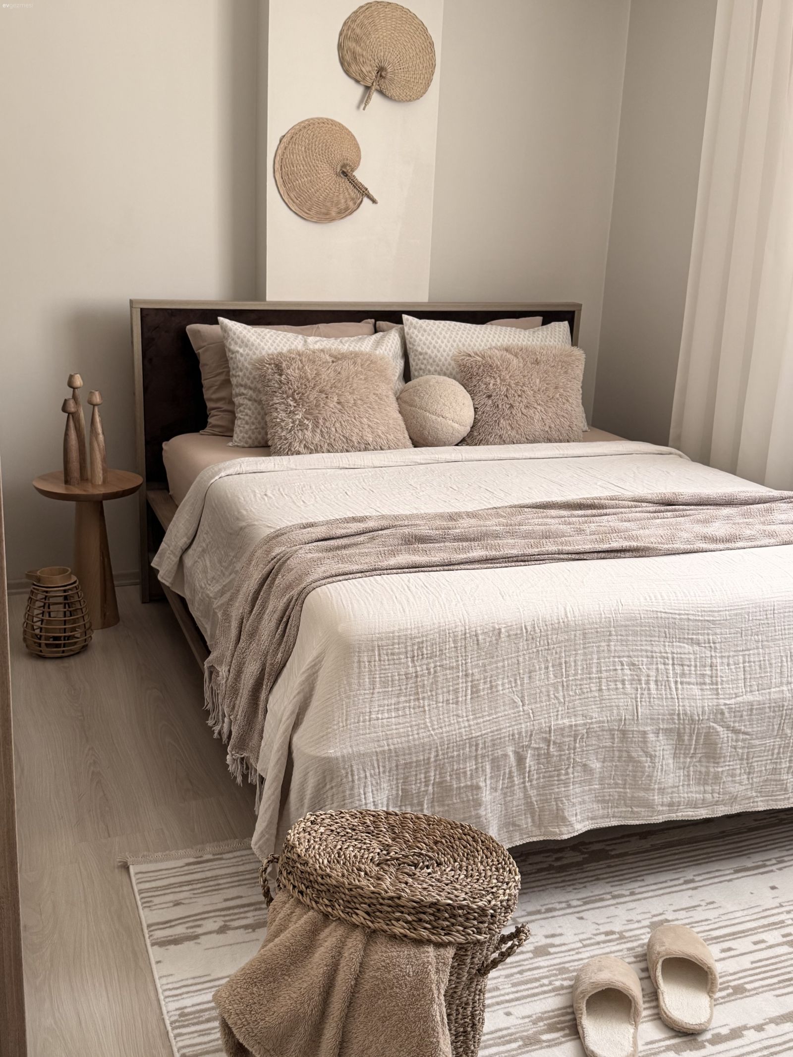 Bu İki Katlı Evde Modern ve Country Esintiler Karışmış