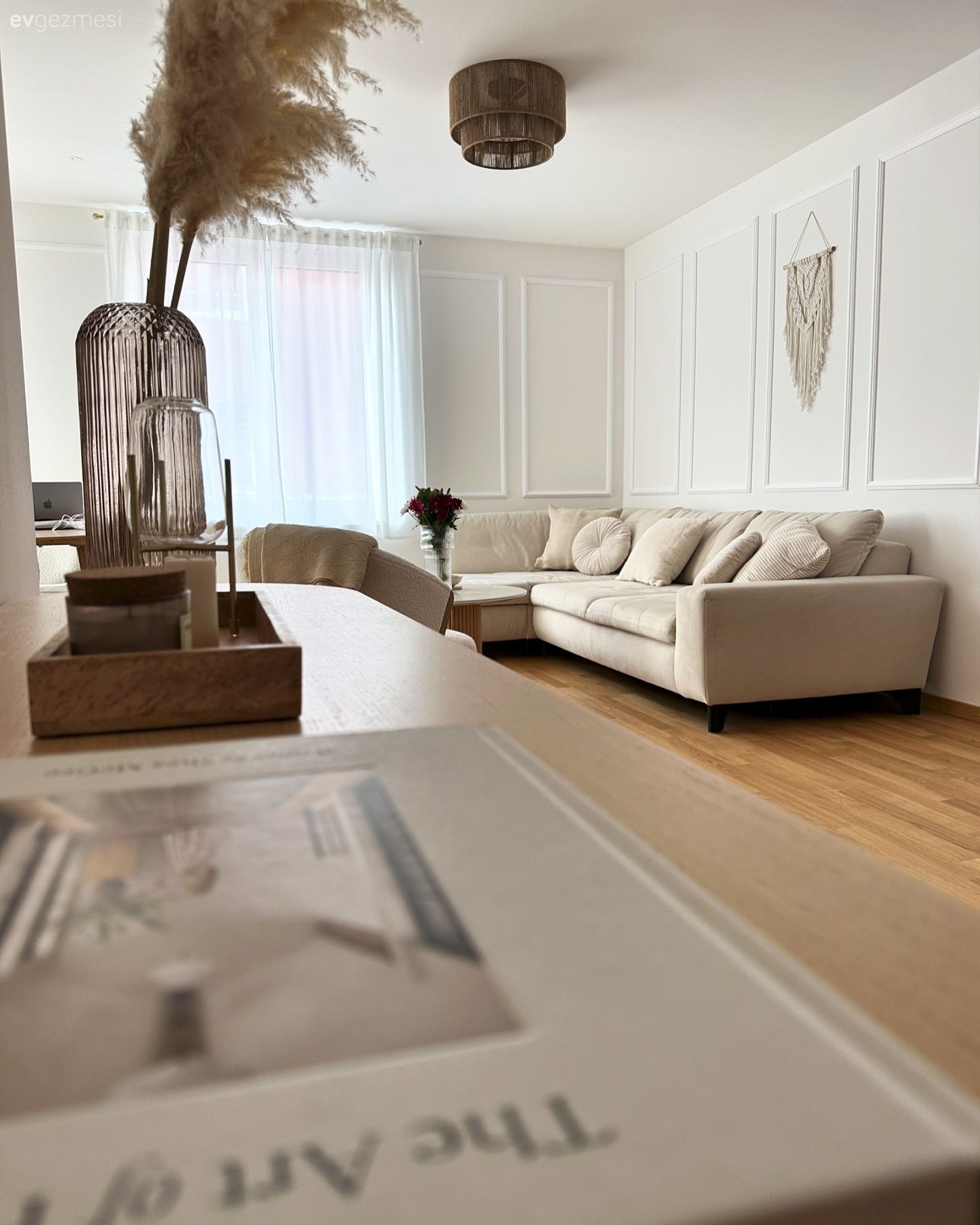 Salon, İskandinav, Köşe koltuk, Koltuk takımı, Kırlent, Ev tekstili, Duvar çıtalama, Parke, Tül perde, Perde, Dekoratif Objeler