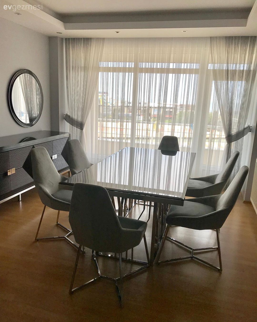 Ev Gezmesi: Metalik Işıltılarıyla Modern ve Şık Bir Dekor