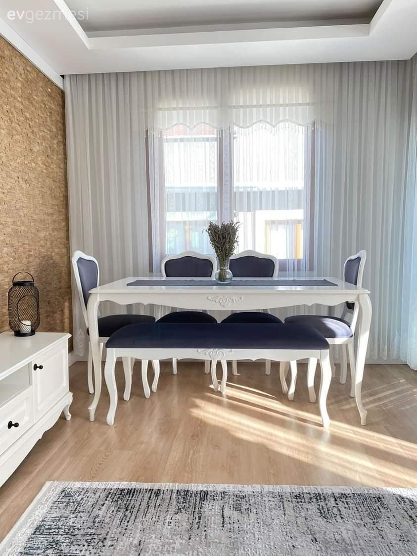 Yemek Odası, Tül perde, Perde, Yemek masası, Sandalye, Tv ünitesi, Tv ünitesi aksesuarları, Ev Aksesuar, Parke, Tuğla duvar, Halı, Salon halısı, Vazo, Gri