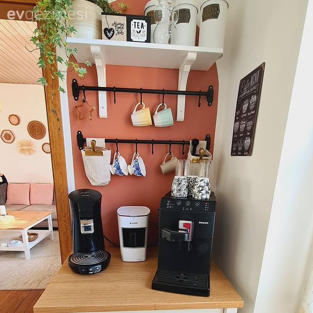 Kahve köşesi, Turuncu duvar rengi, Beyaz, Siyah, Mutfak aksesuarları, Mutfak