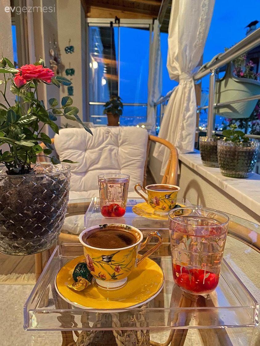 Balkon, Beyaz, Balkon duvar dekorasyonu, Sandalye, Balkon masası, Saksı, Ev bitkisi, Balkon perdesi, Vazo, Ev Aksesuar, Hasır sandalye