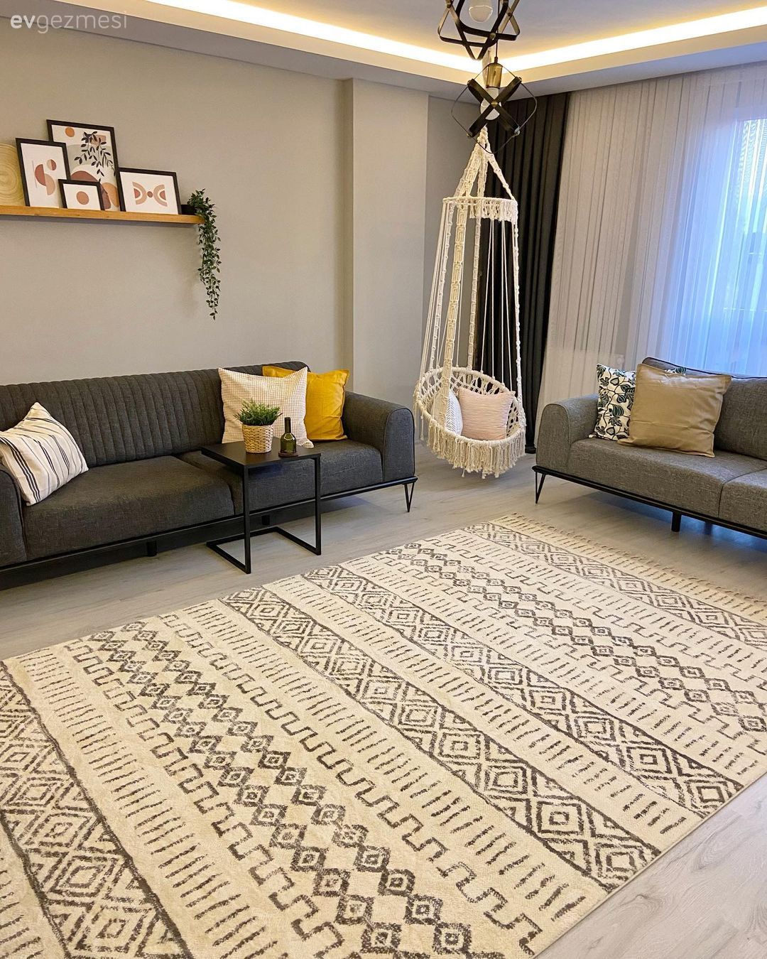 Salon, Modern rustik, Gri, Sarı, Beyaz, Koltuk takımı, Kırlent, Ev tekstili, Gri duvar, Halı, Salon halısı, Duvar rafı, Duvar dekorasyonu, Salıncak, Led aydınlatma, Aydınlatma, Tül perde, Perde, Avize, Salon avizesi, Gri koltuk