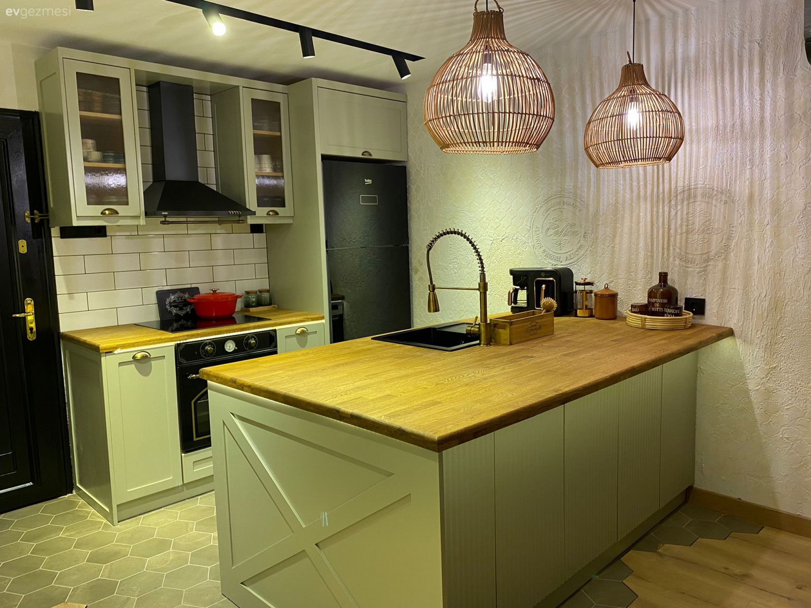 Amerikan Mutfak, Mutfak, Mint yeşil, Beyaz, Ahşap mutfak tezgahı, Mutfak tezgahı, Mutfak tezgah arası, Tezgah arası seramik, Ankastre, Duvar dekorasyonu, Mutfak Avize Modelleri, Spot aydınlatma, Aydınlatma, Shaker kapaklı dolaplar, Country, Rustik