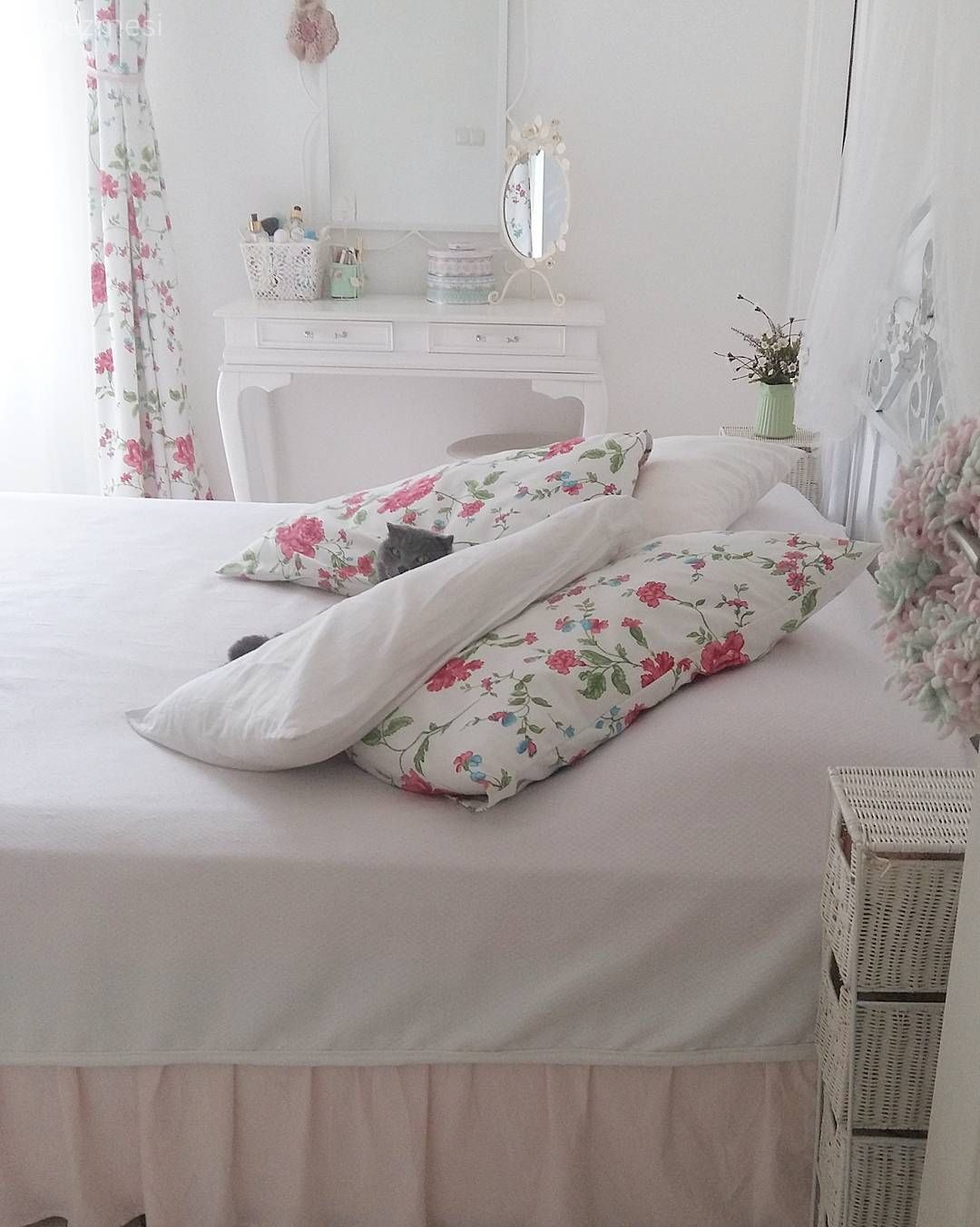 Yatak Odası, Country, Çiçekli desen, Desenler, Beyaz, Pembe, Vazo, Ev Aksesuar, Çiçekler, Yatak başlığı, Komodin, Yatak örtüsü