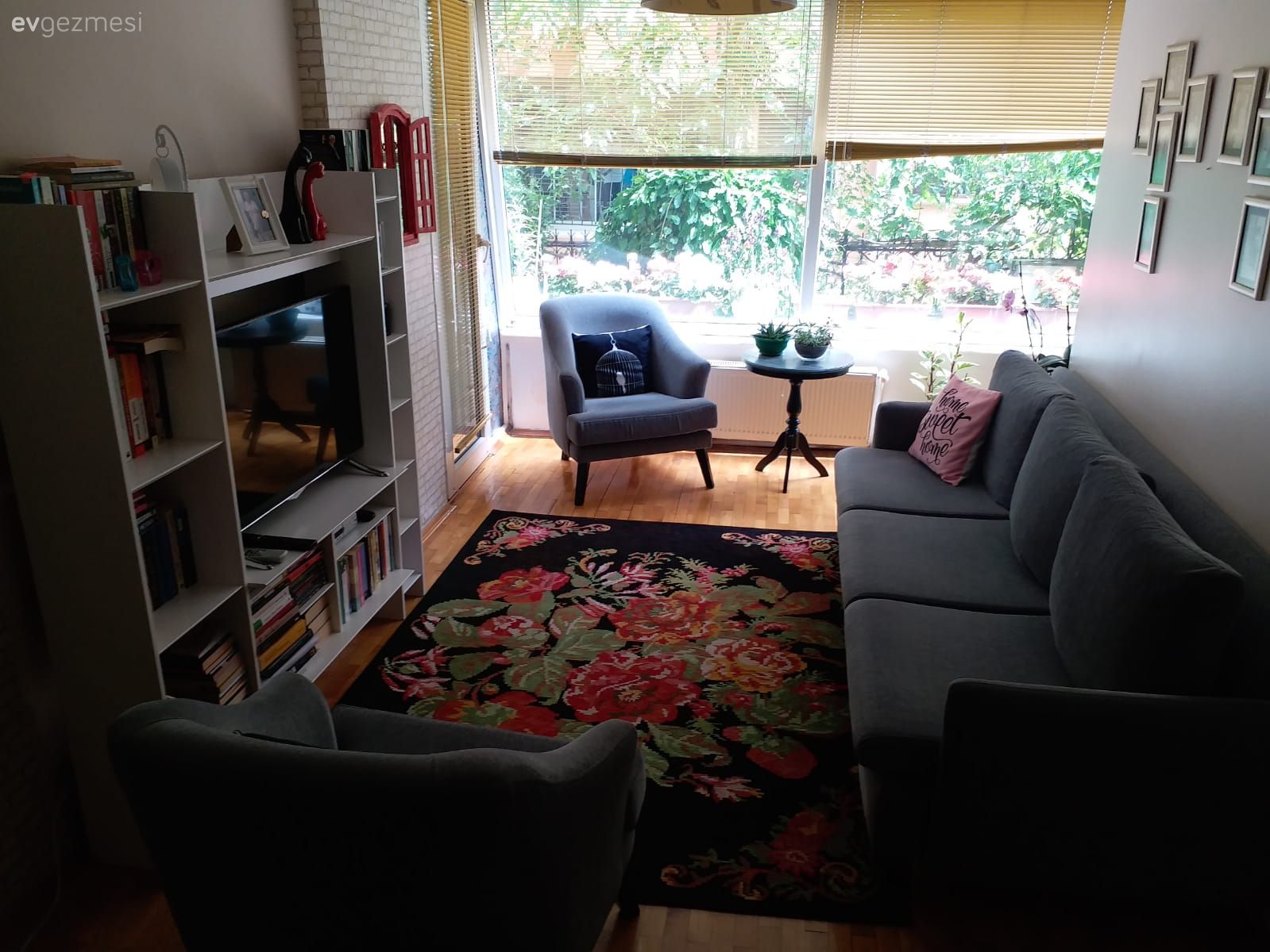 Oturma Odası, Gri, Beyaz, Kırmızı, Siyah, Yeşil, Katlamalı perde, Perde, Koltuk takımı, Berjer, Kitaplık, Yan sehpa, Sehpa, Halı, Karabağ Kilimi