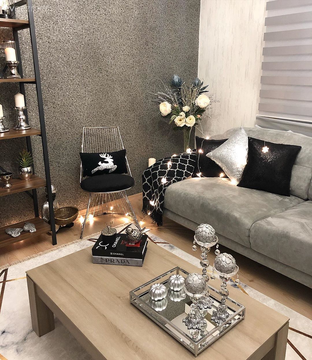 Salon, Koltuk takımı, Gri, Siyah, Ahşap Mobilya, Halı, Salon halısı, Geometrik desen, Desenler, Orta sehpa, Sehpa, Vitrin, Gri duvar, Vazo, Ev Aksesuar, Çiçekler, Dekoratif Objeler, Pencere duvar dekoru, Duvar dekorasyonu, Sandalye, Led peri ışık