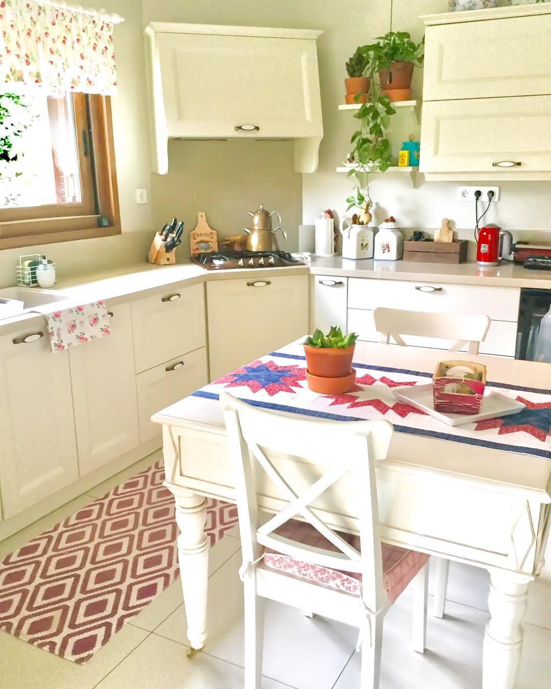 Mutfak, Beyaz mutfak, Country mutfak, Shaker kapaklı dolaplar, Mutfak perdesi, Mutfak halısı, Mutfak masası, Sandalye, Davlumbaz, Porselen kulp, Mobilya kulp ve ayakları, Mutfak aksesuarları, Duvar rafı, Duvar dekorasyonu, Ev bitkisi, Runner, Ev tekstili, Desenler, Mutfak tezgahı, Mutfak tezgah arası