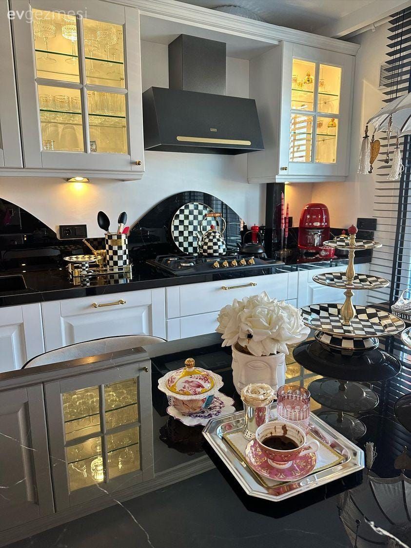 Mutfak, Country mutfak, Beyaz, Siyah, Mutfak tezgahı, Mutfak tezgah arası, Tezgah arası doğal taş, Shaker kapaklı dolaplar, Ada mutfak, Mutfak aksesuarları, Davlumbaz, Dekoratif Objeler, Mutfak perdesi