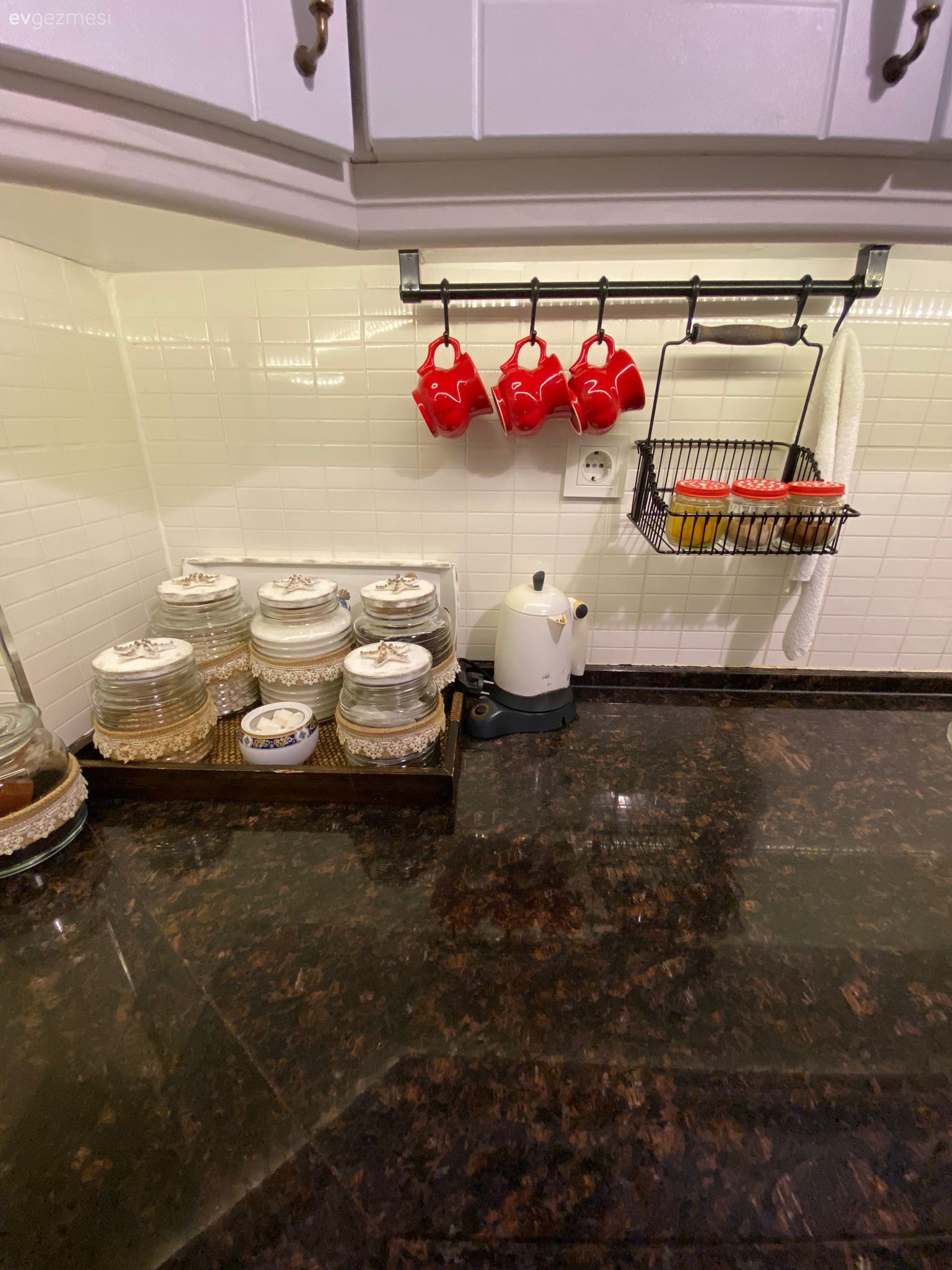 Mutfak, Beyaz, Siyah tezgah, Mutfak tezgahı, Mutfak aksesuarları