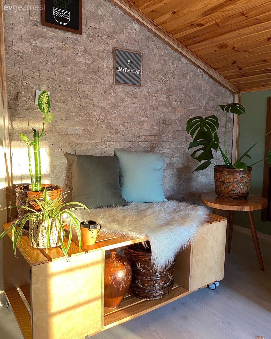 Çatı katı, Country, Sandalye, Yemek Odası, Duvar rafı, Duvar dekorasyonu, Mavi, Taş duvar, Peluş, Vazo, Ev Aksesuar, Ev bitkisi