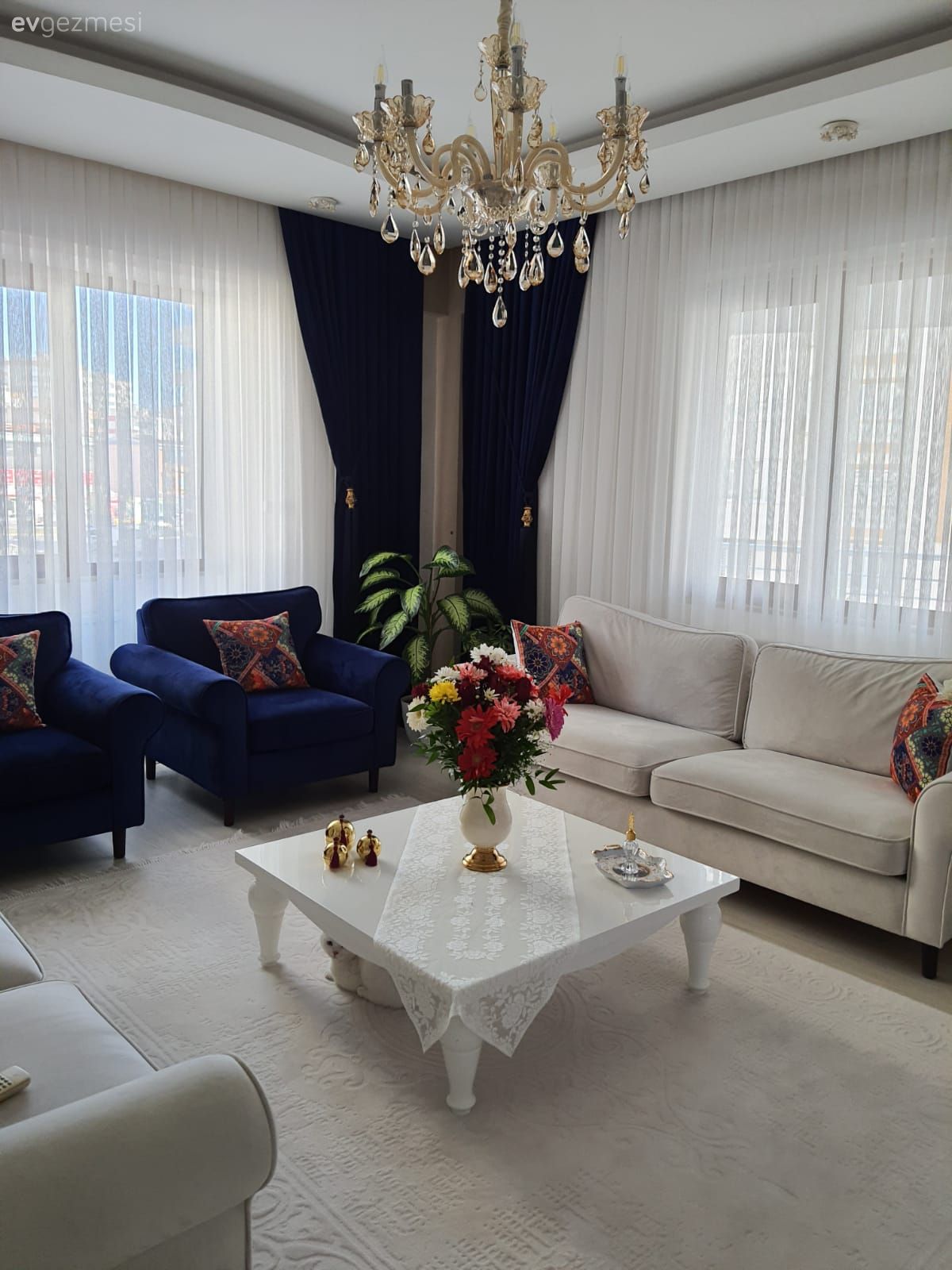 Salon, Modern, Beyaz, Parlament mavisi, Beyaz koltuk, Koltuk takımı, Berjer, Kırlent, Ev tekstili, Çiçekli desen, Desenler, Fon perde, Perde, Tül perde, Orta sehpa, Sehpa, Halı, Çiçekler, Vazo, Ev Aksesuar, Avize, Aydınlatma