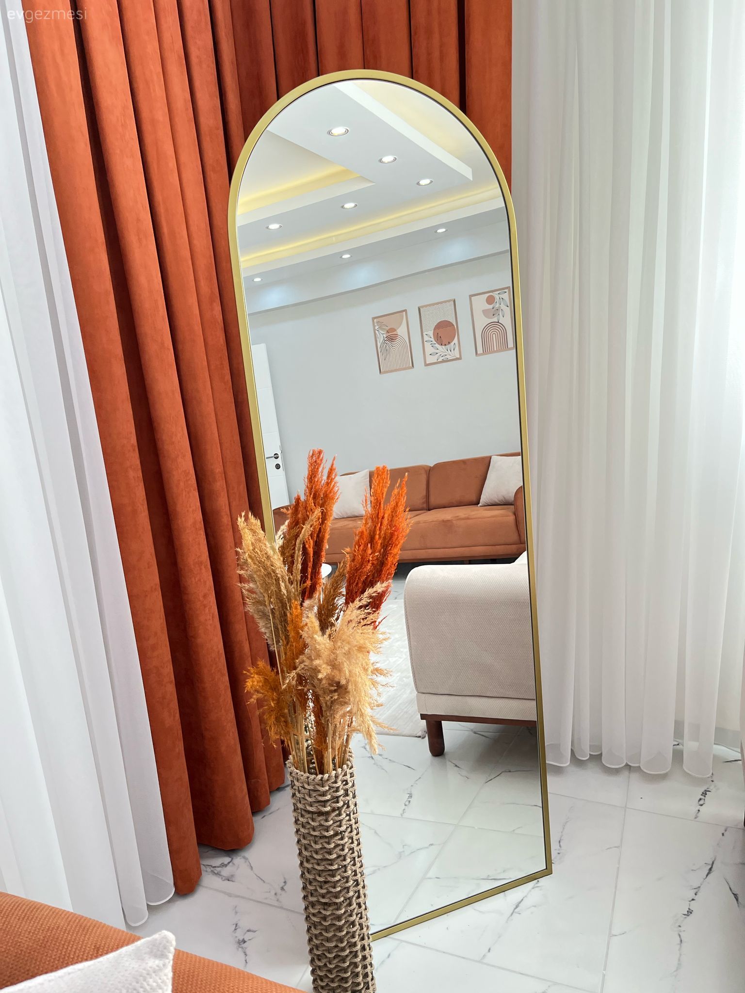 Bu Hatay Evinde Beyaz ve Turuncu Uyumu Esas Alınmış