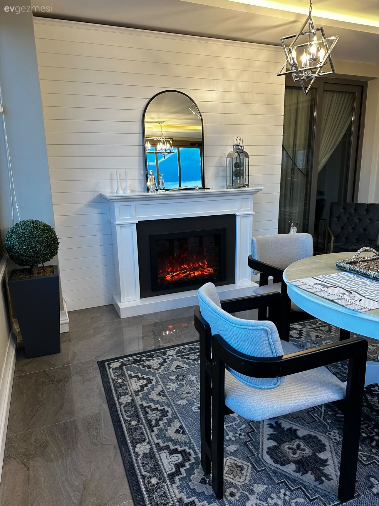 Kapalı balkon, Beyaz, Siyah, Şömine, Sandalye, Balkon masası, Balkon halısı, Balkon avizesi, Ayna