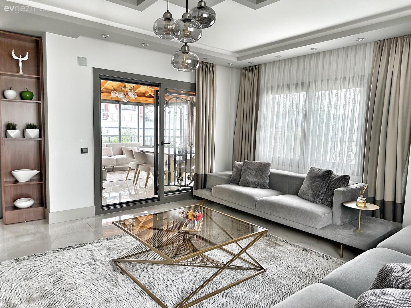 Salon, Modern, Gri, Beyaz, Kahverengi, Altın, Koltuk takımı, Kırlent, Ev tekstili, Halı, Salon halısı, Orta sehpa, Sehpa, Cam orta sehpa, Duvar dekorasyonu, Dekoratif Objeler, Fon perde, Perde, Tül perde, Avize, Aydınlatma, Salon avizesi