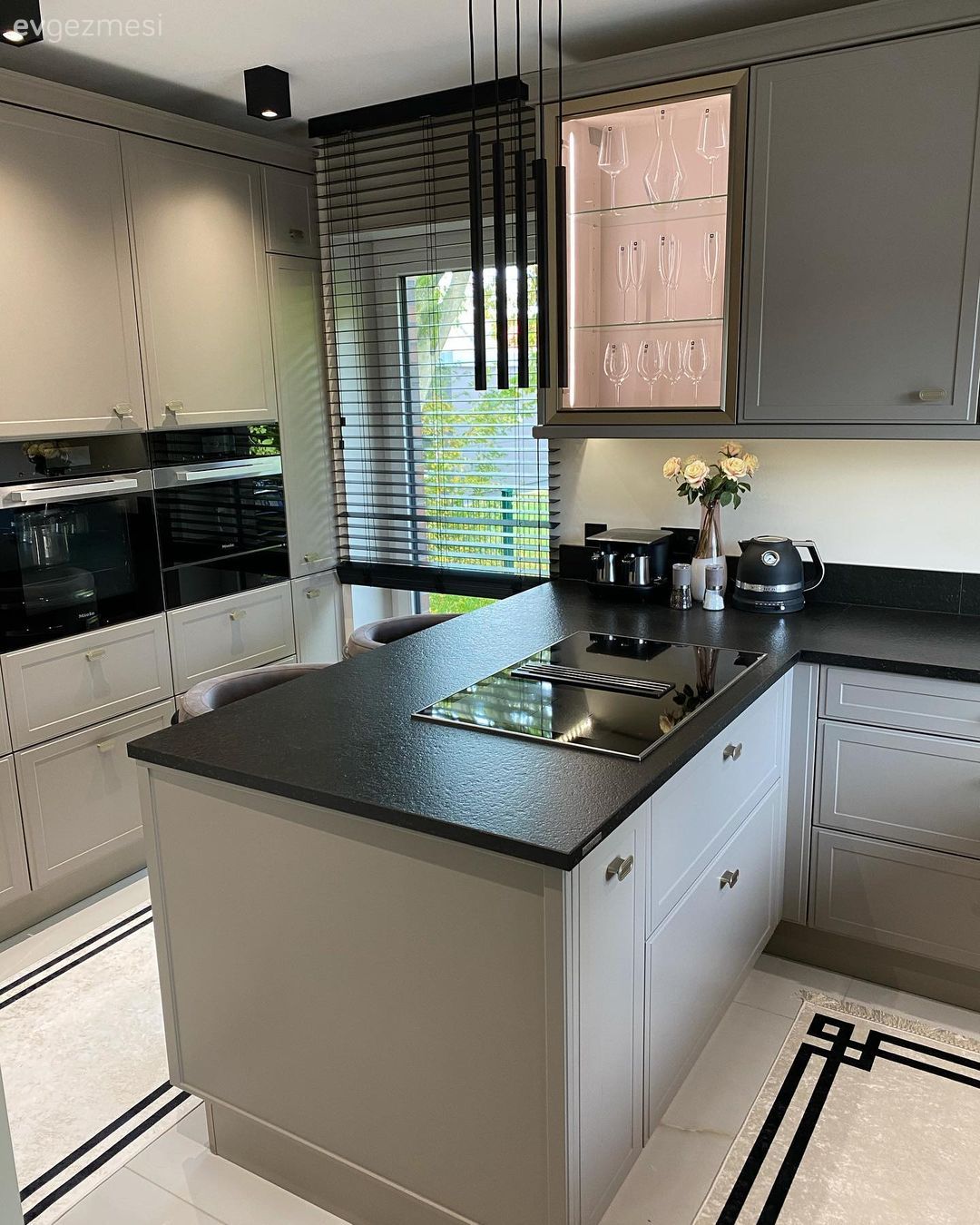 Mutfak, Modern, Gri mutfak, Gri, Siyah, Siyah tezgah, Mutfak tezgahı, G-tipi mutfak, Mutfak tezgah arası, Mutfak aksesuarları, Mutfak halısı, Mutfak Avize Modelleri, Ankastre, Mutfak yarım adası